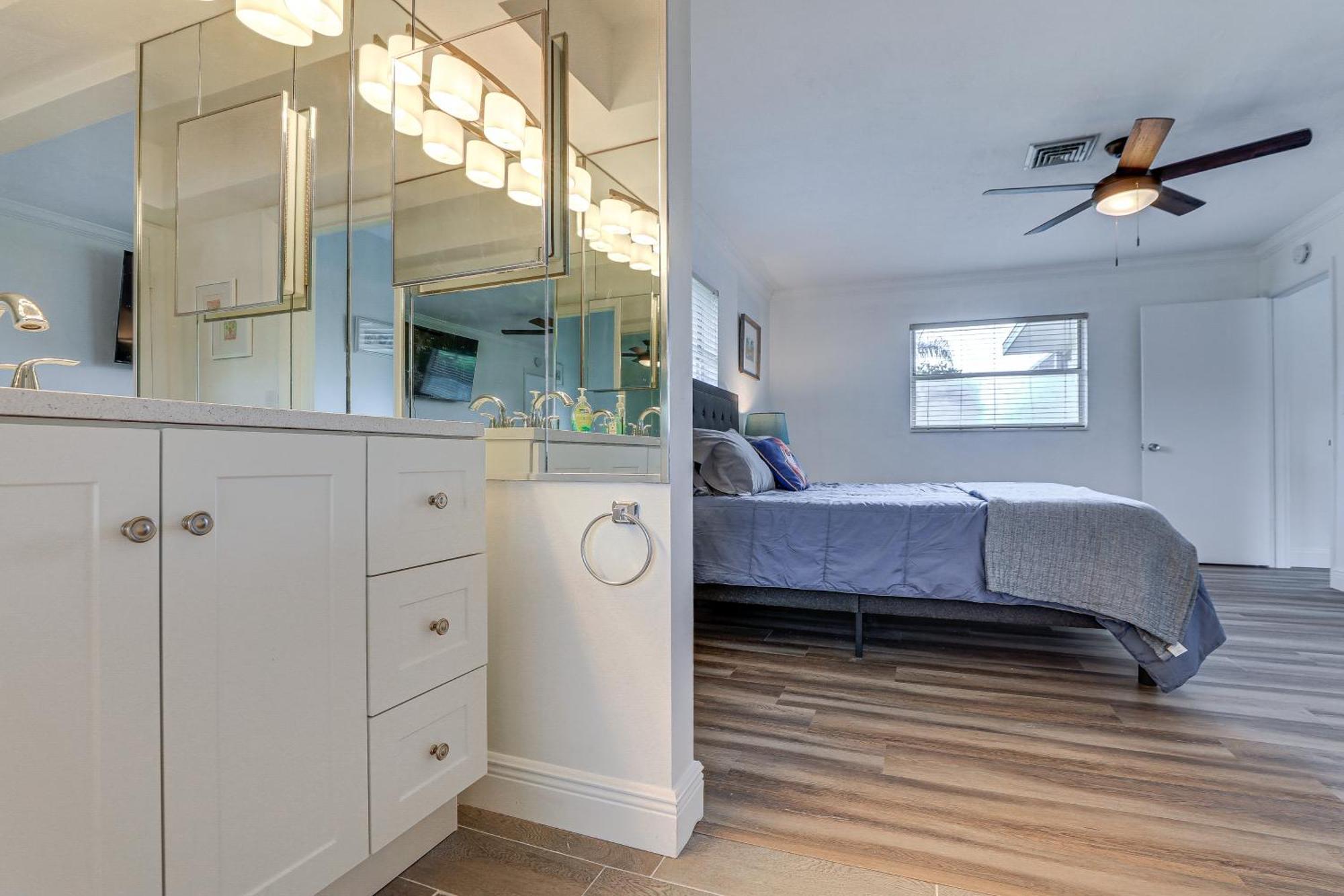 Holiday home Centrally Located With Heated Pool! *