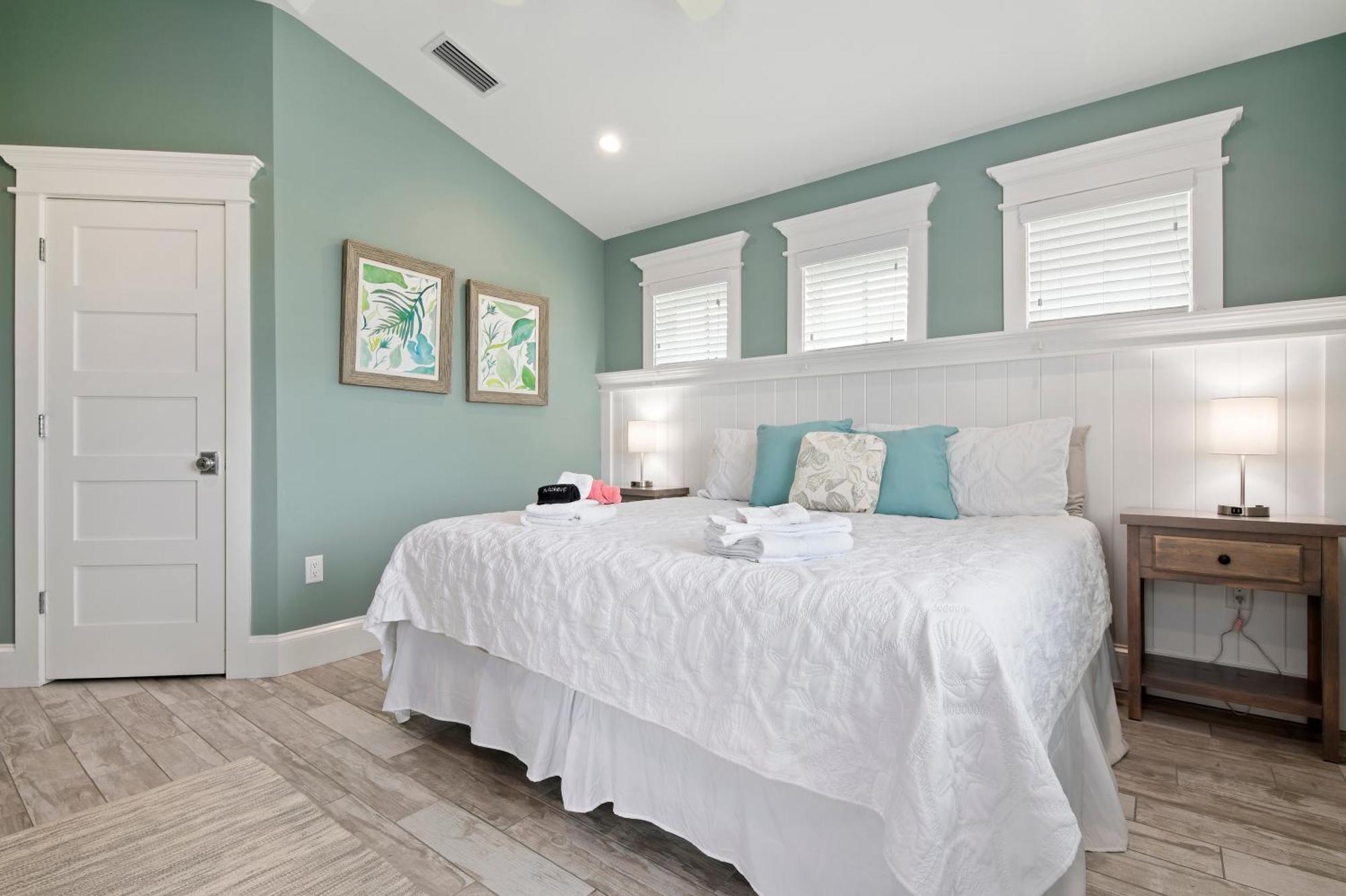 Ocean Star! 7 Bdrms, 7 Baths! Beaches Less Than 5min Walk To Beach! Holiday home