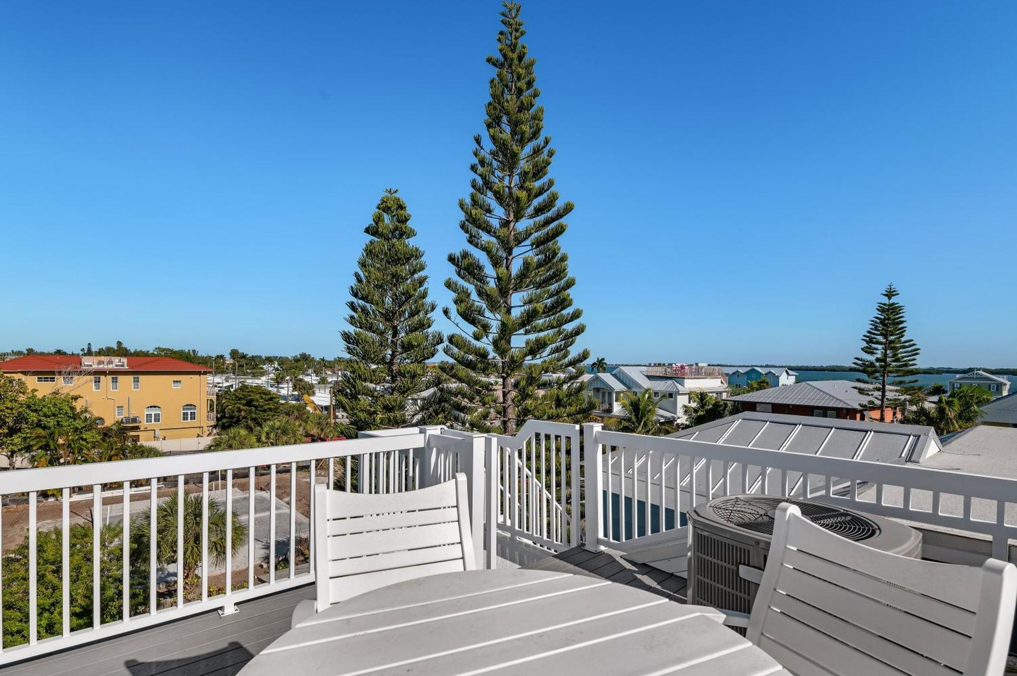 Ocean Star! 7 Bdrms, 7 Baths! Beaches Less Than 5min Walk To Beach! Holiday home Holmes Beach