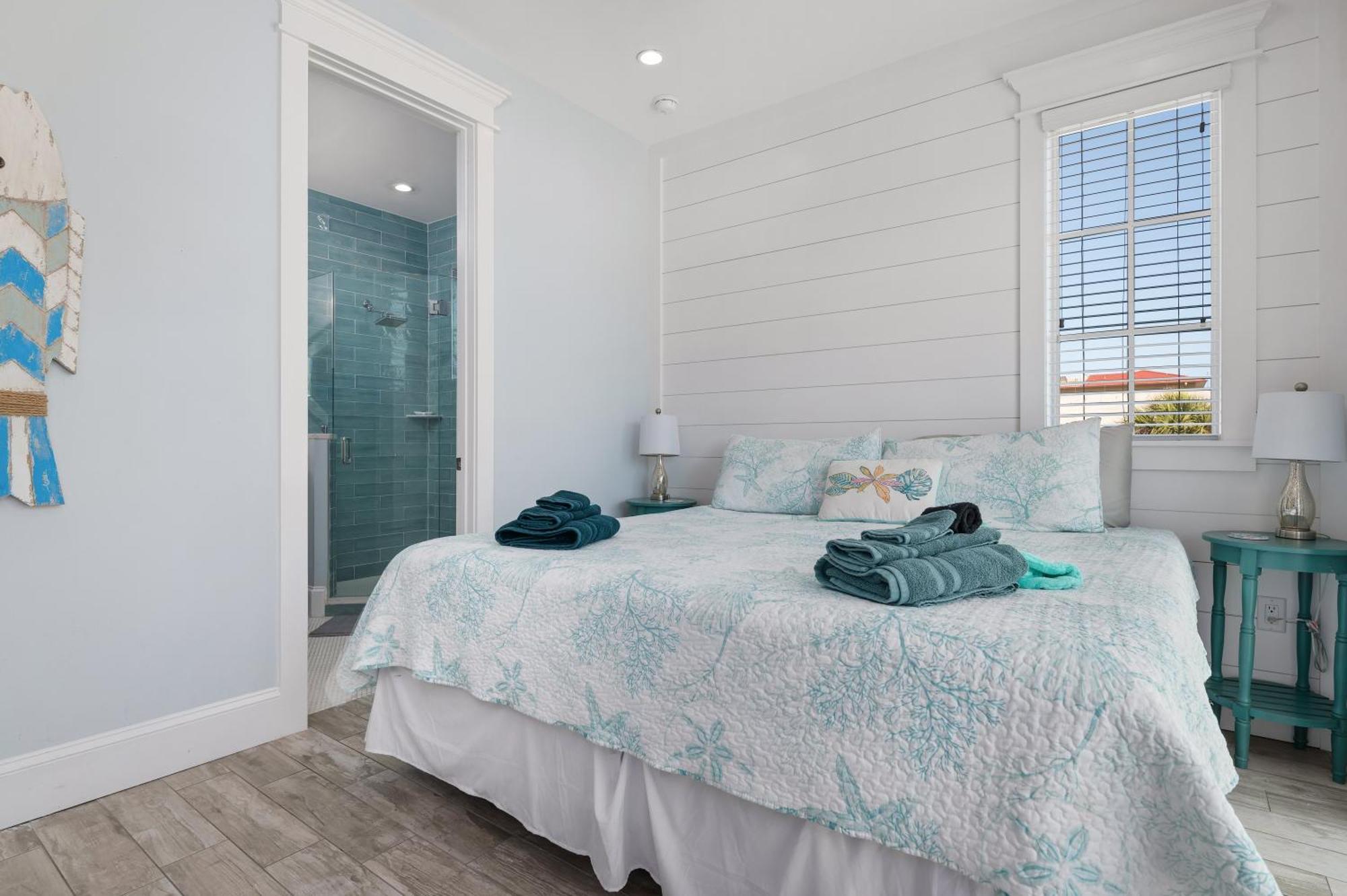 Ocean Star! 7 Bdrms, 7 Baths! Beaches Less Than 5min Walk To Beach! Holmes Beach