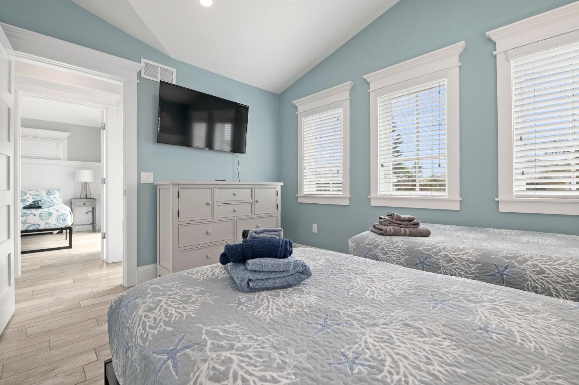 Ocean Star! 7 Bdrms, 7 Baths! Beaches Less Than 5min Walk To Beach! Holiday home *