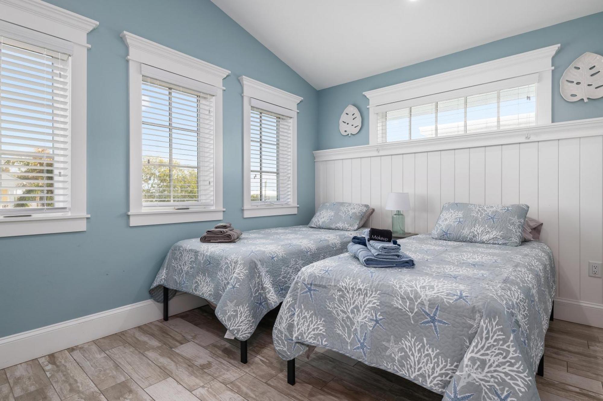 Ocean Star! 7 Bdrms, 7 Baths! Beaches Less Than 5min Walk To Beach! *