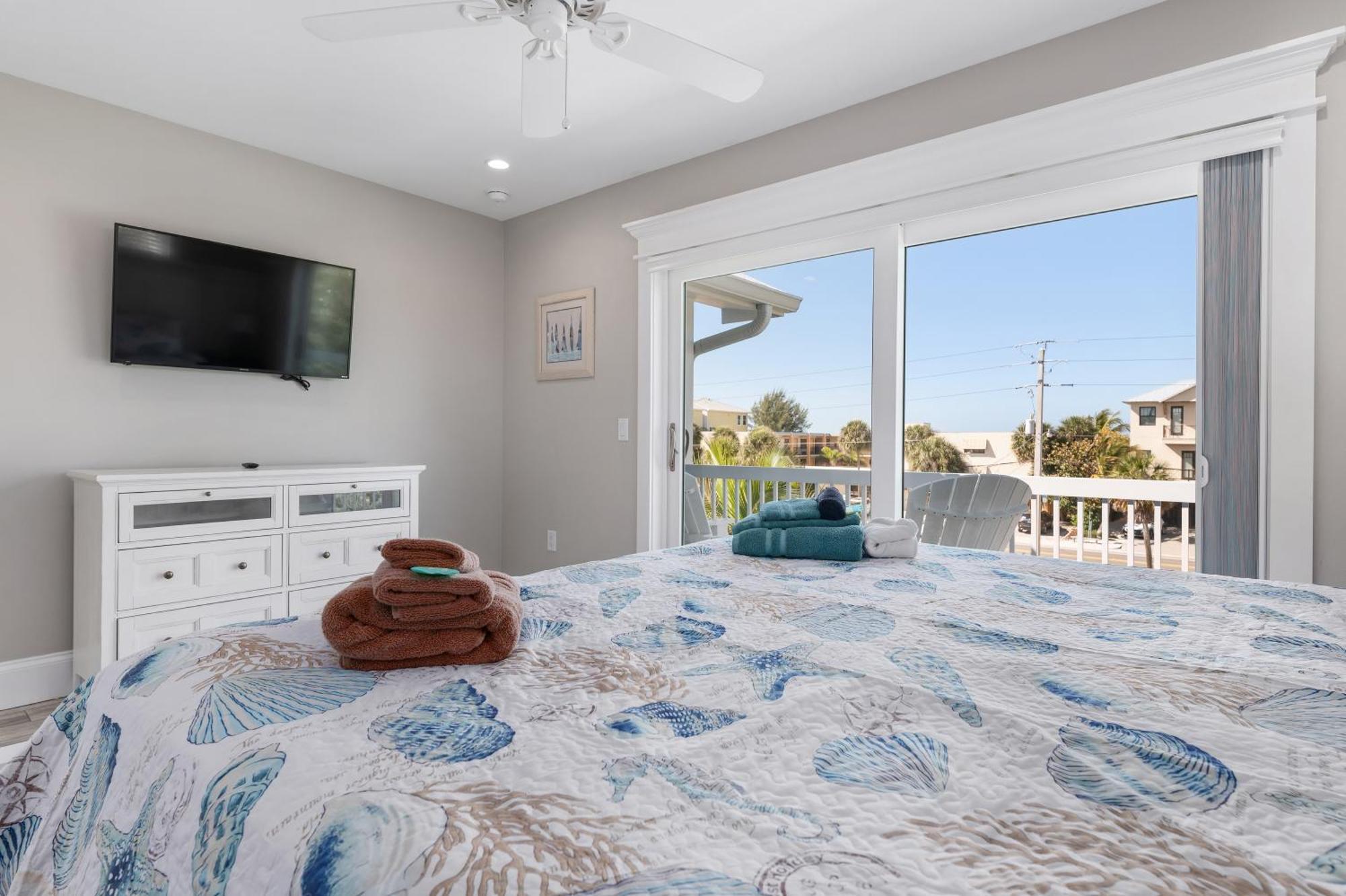 Ocean Star! 7 Bdrms, 7 Baths! Beaches Less Than 5min Walk To Beach! * Holmes Beach