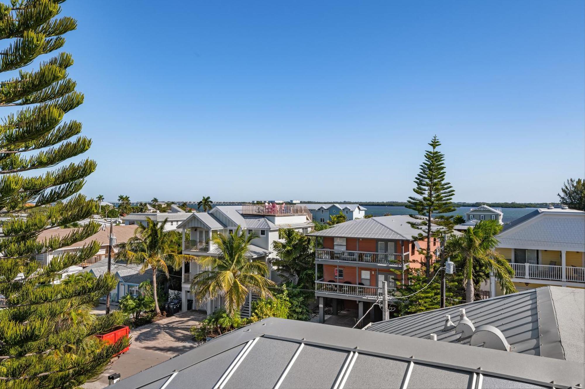 Ocean Star! 7 Bdrms, 7 Baths! Beaches Less Than 5min Walk To Beach! Holiday home Holmes Beach