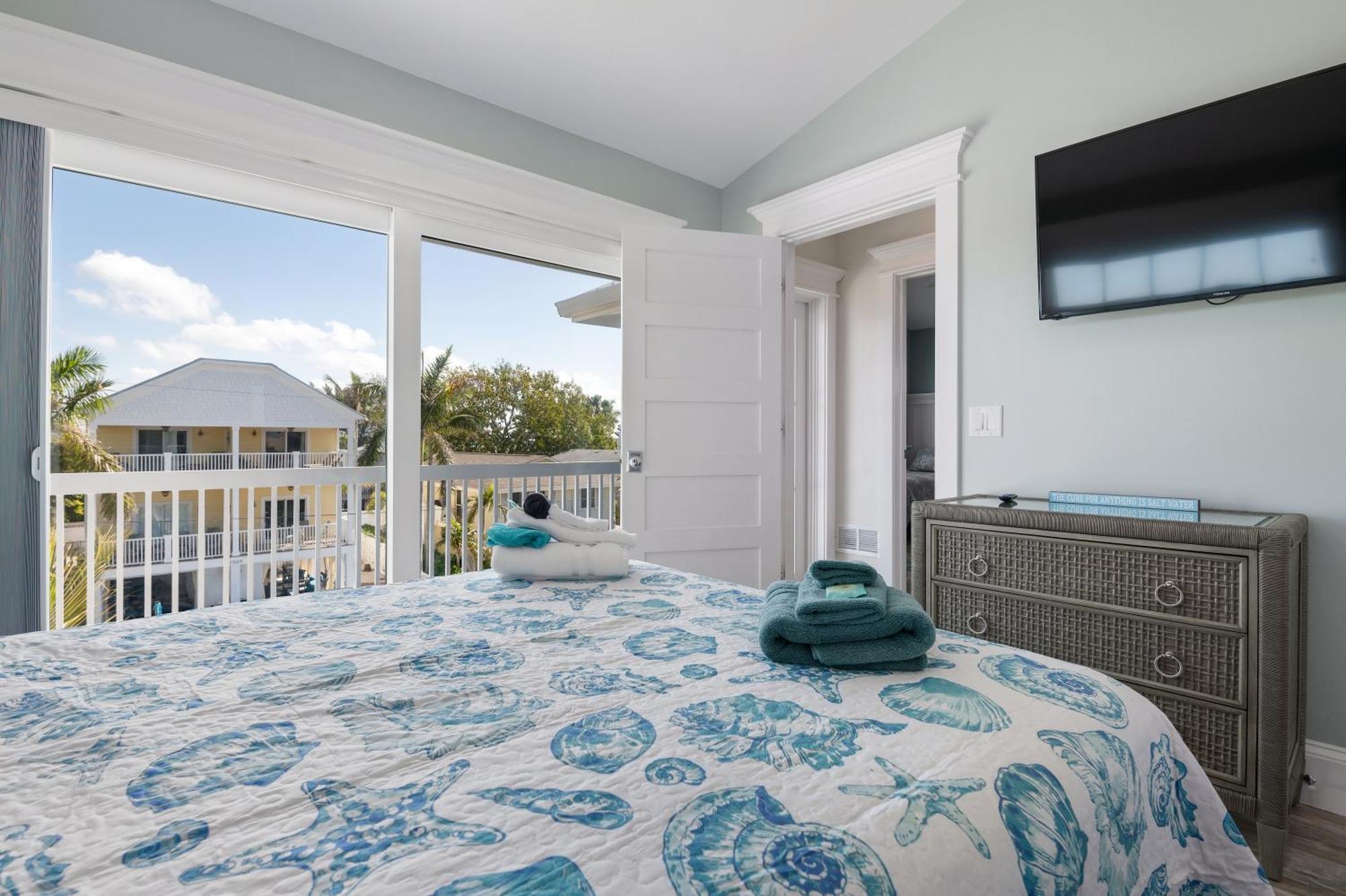 Ocean Star! 7 Bdrms, 7 Baths! Beaches Less Than 5min Walk To Beach! Holiday home