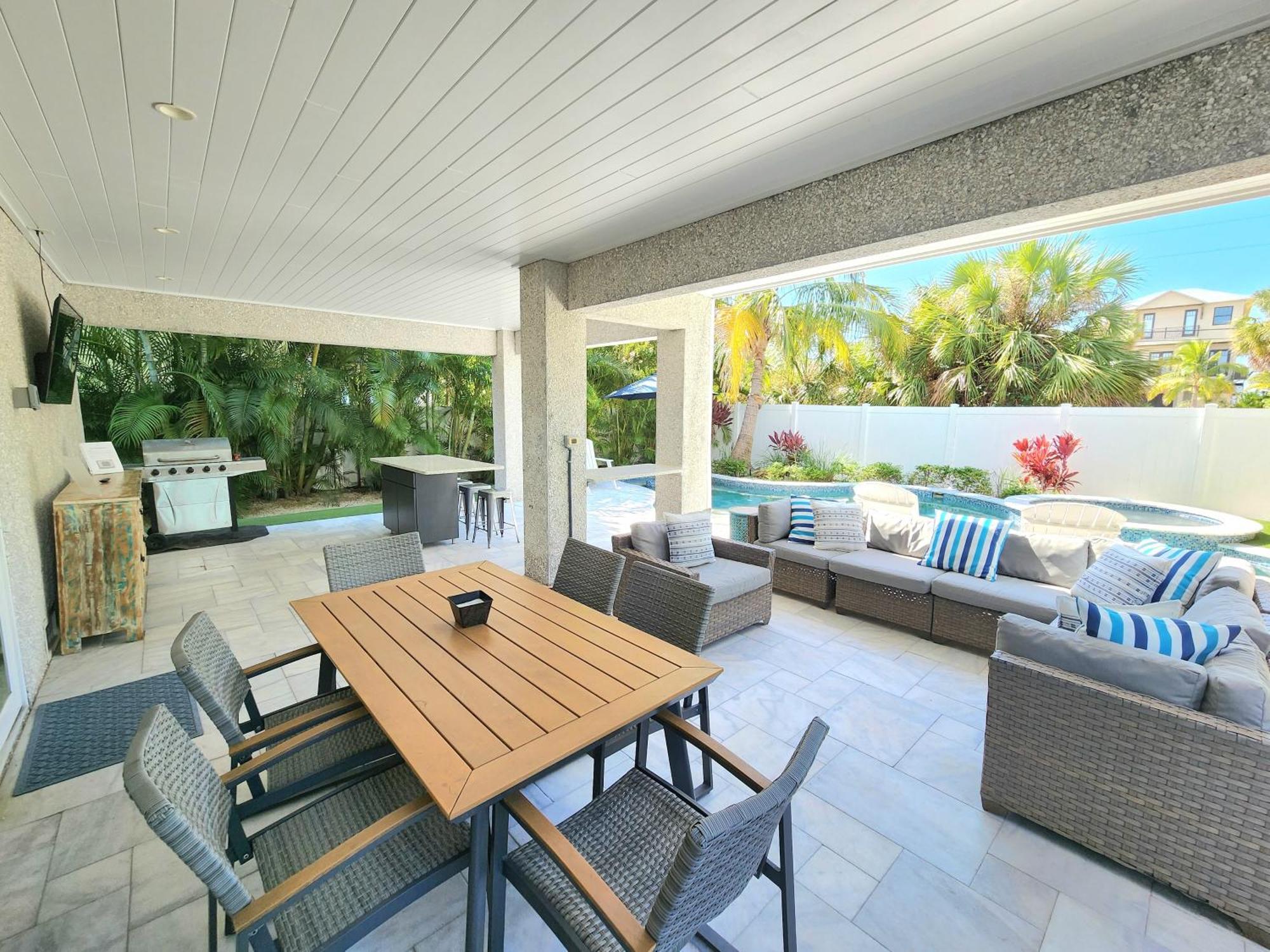 Ocean Star! 7 Bdrms, 7 Baths! Beaches Less Than 5min Walk To Beach! * Holmes Beach