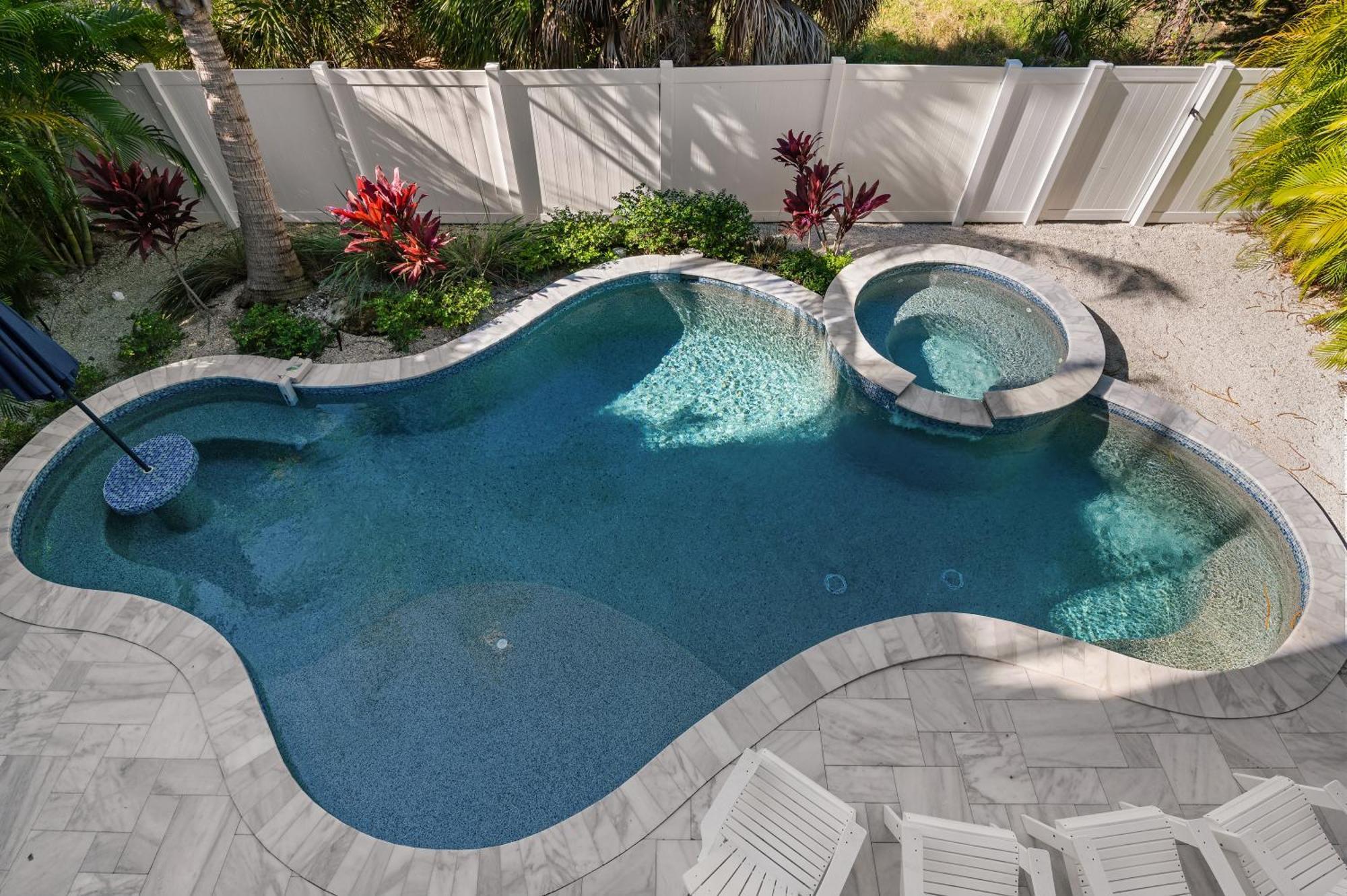 Ocean Star! 7 Bdrms, 7 Baths! Beaches Less Than 5min Walk To Beach! Holmes Beach