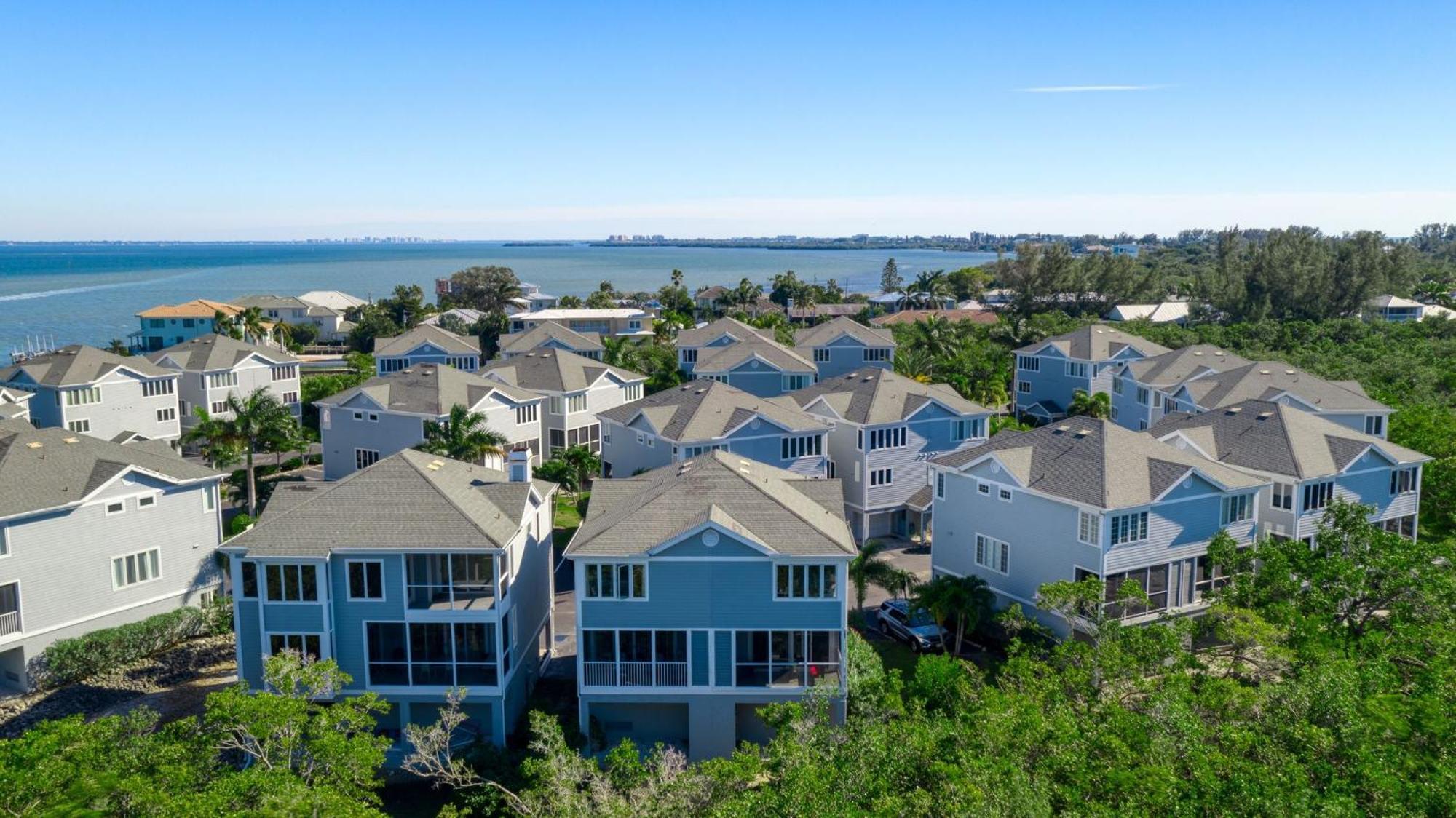 The Tree House! Beautiful Townhome In With Great Amenities Surrounded By Nature! Holiday home