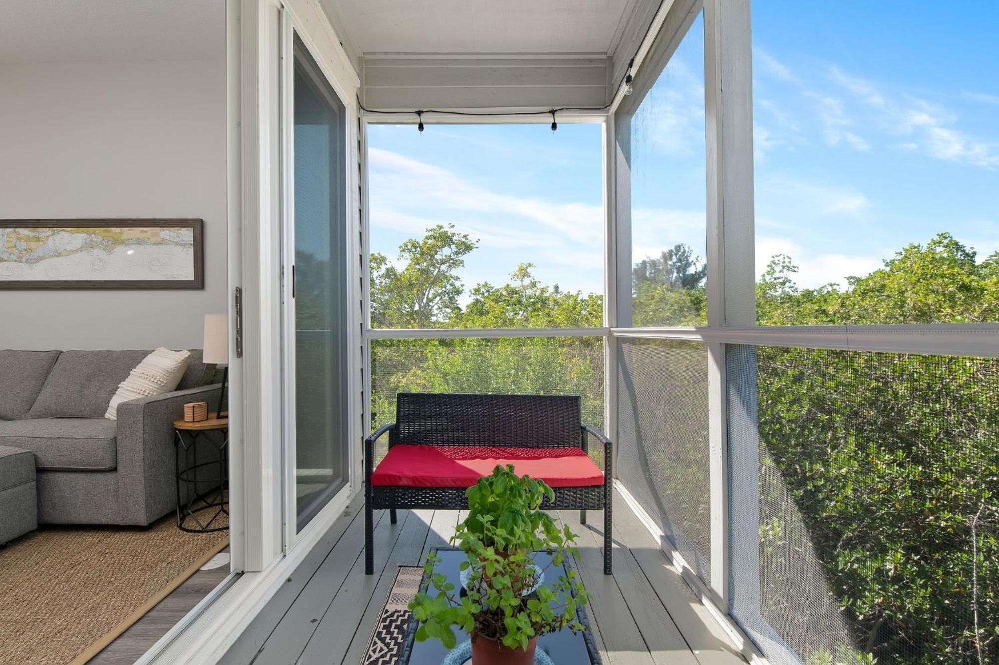 The Tree House! Beautiful Townhome In With Great Amenities Surrounded By Nature! Holiday home