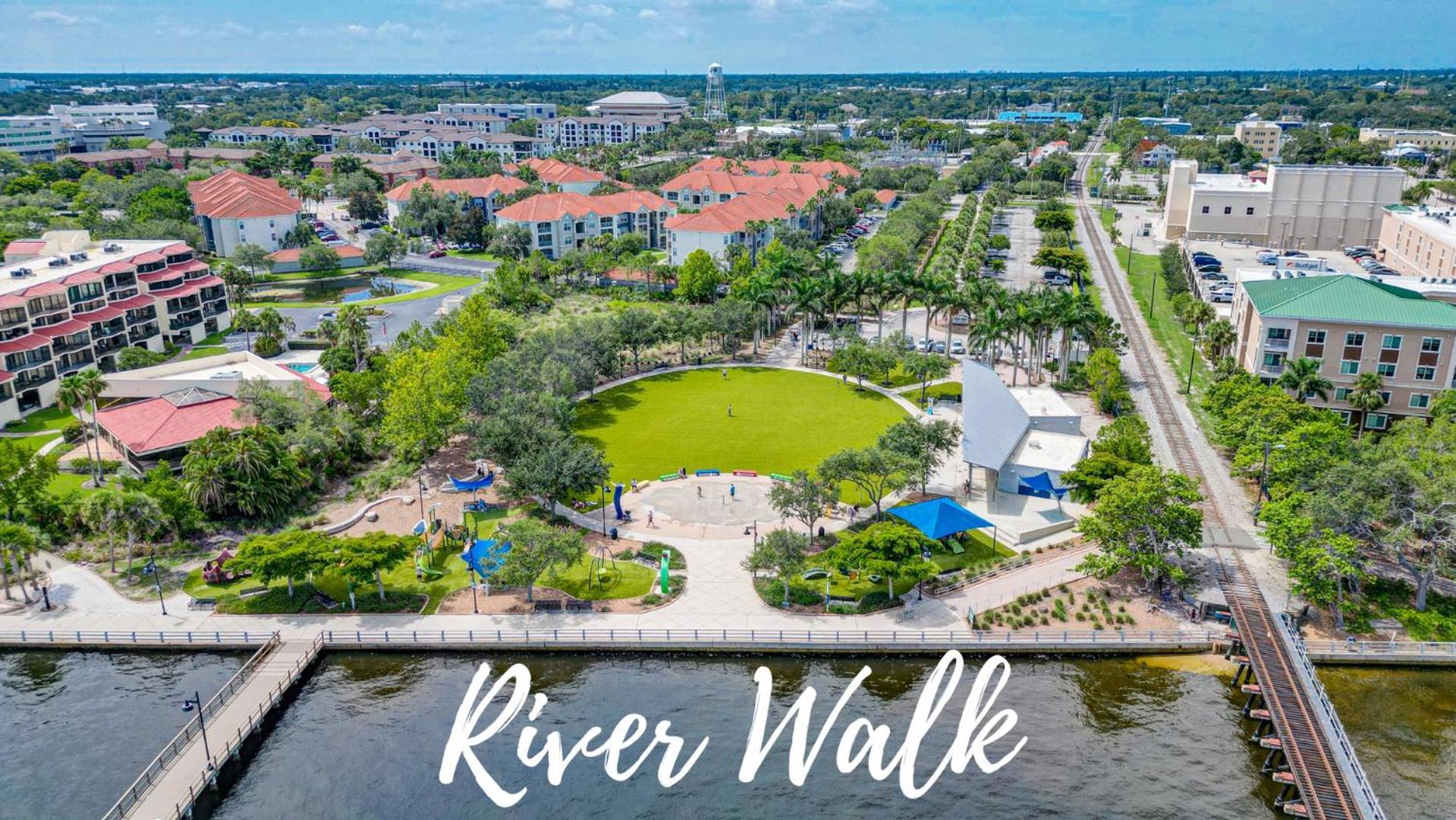 Holiday home Royal Palm Paradise! Waterfront, Private Pool & Hot Tub, Boat Dock! *
