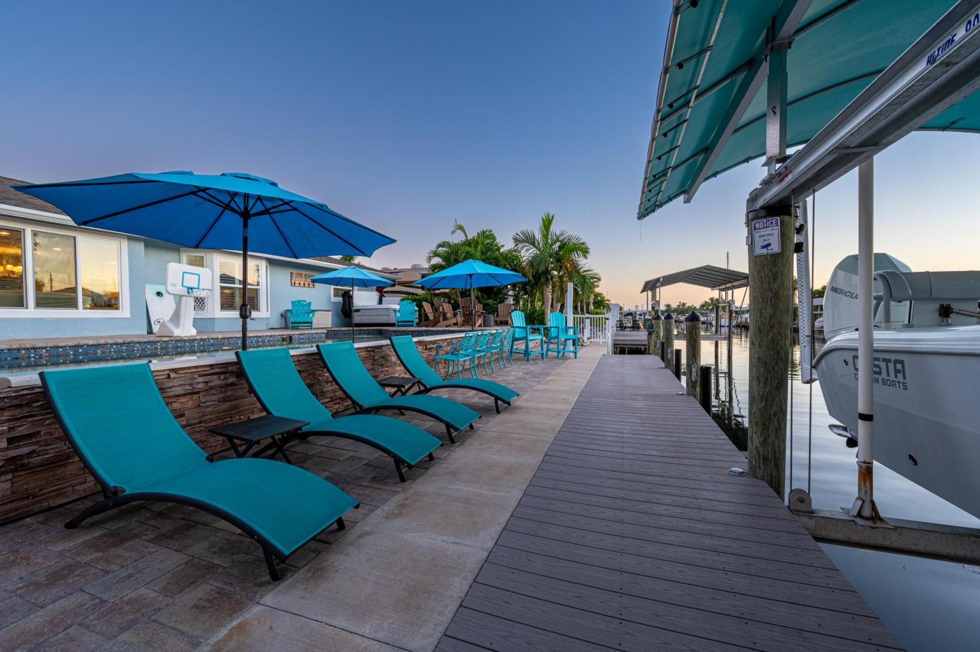Royal Palm Paradise! Waterfront, Private Pool & Hot Tub, Boat Dock! *