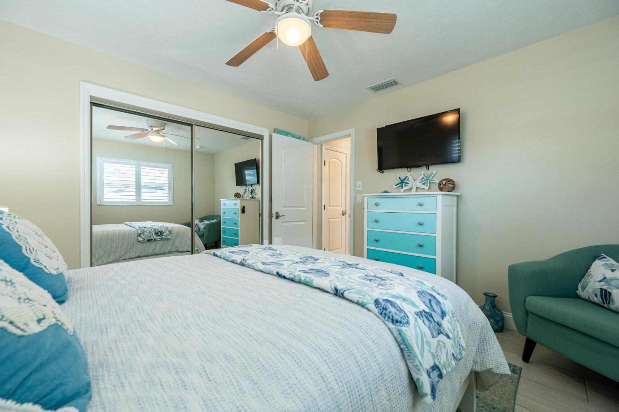 Holiday home Royal Palm Paradise! Waterfront, Private Pool & Hot Tub, Boat Dock! Bradenton