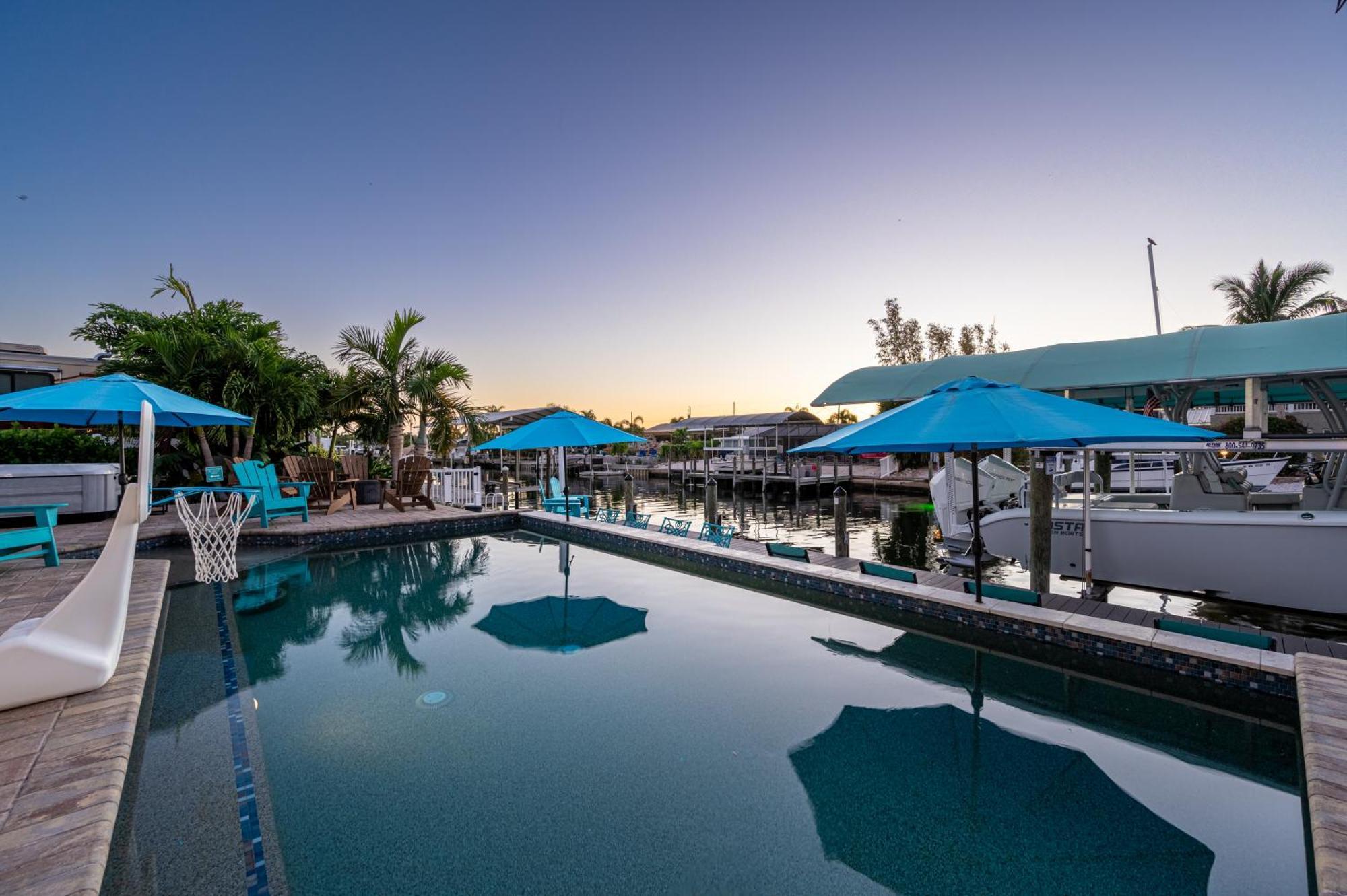 Holiday home Royal Palm Paradise! Waterfront, Private Pool & Hot Tub, Boat Dock!