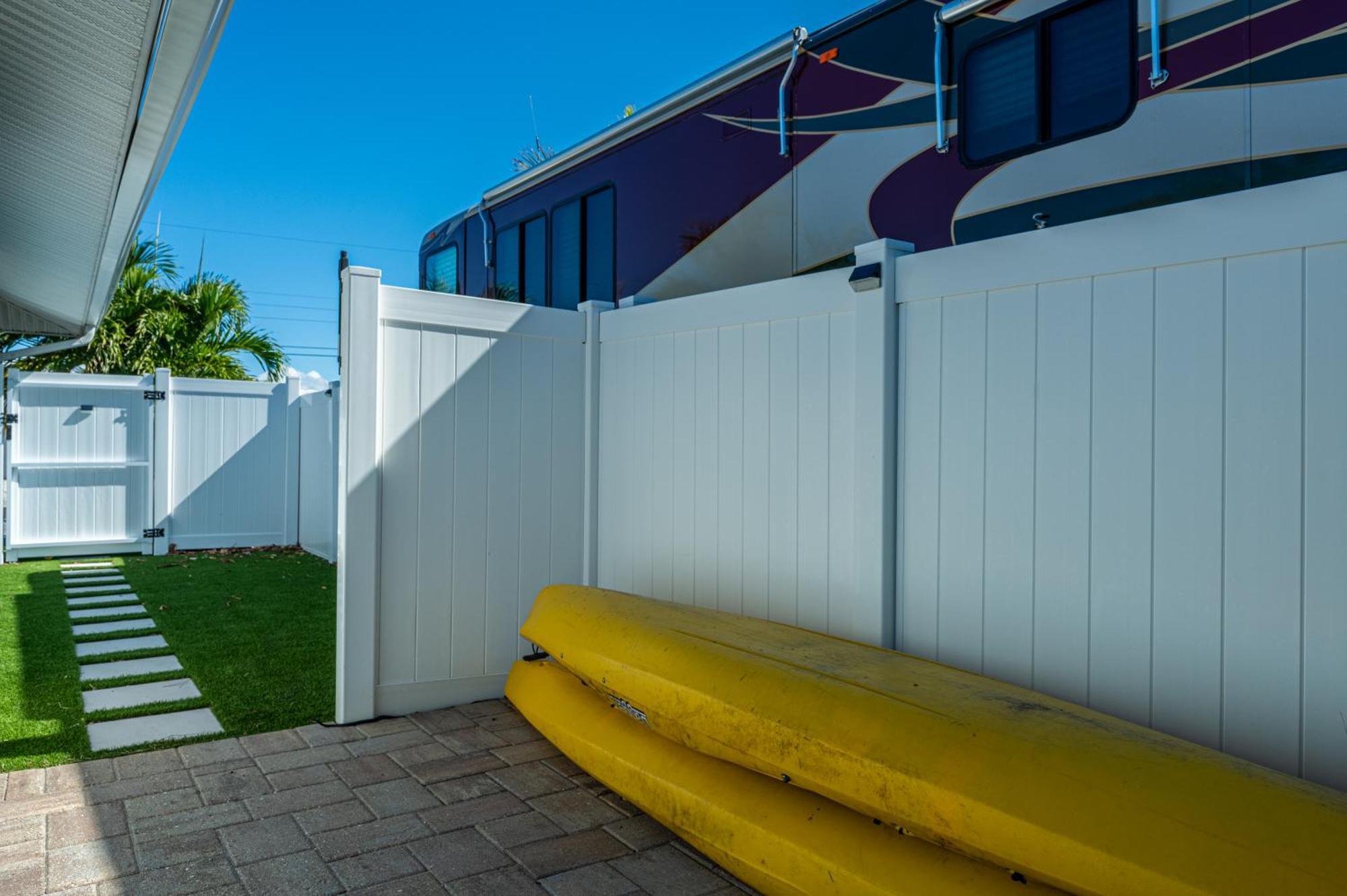 Royal Palm Paradise! Waterfront, Private Pool & Hot Tub, Boat Dock! Holiday home Bradenton