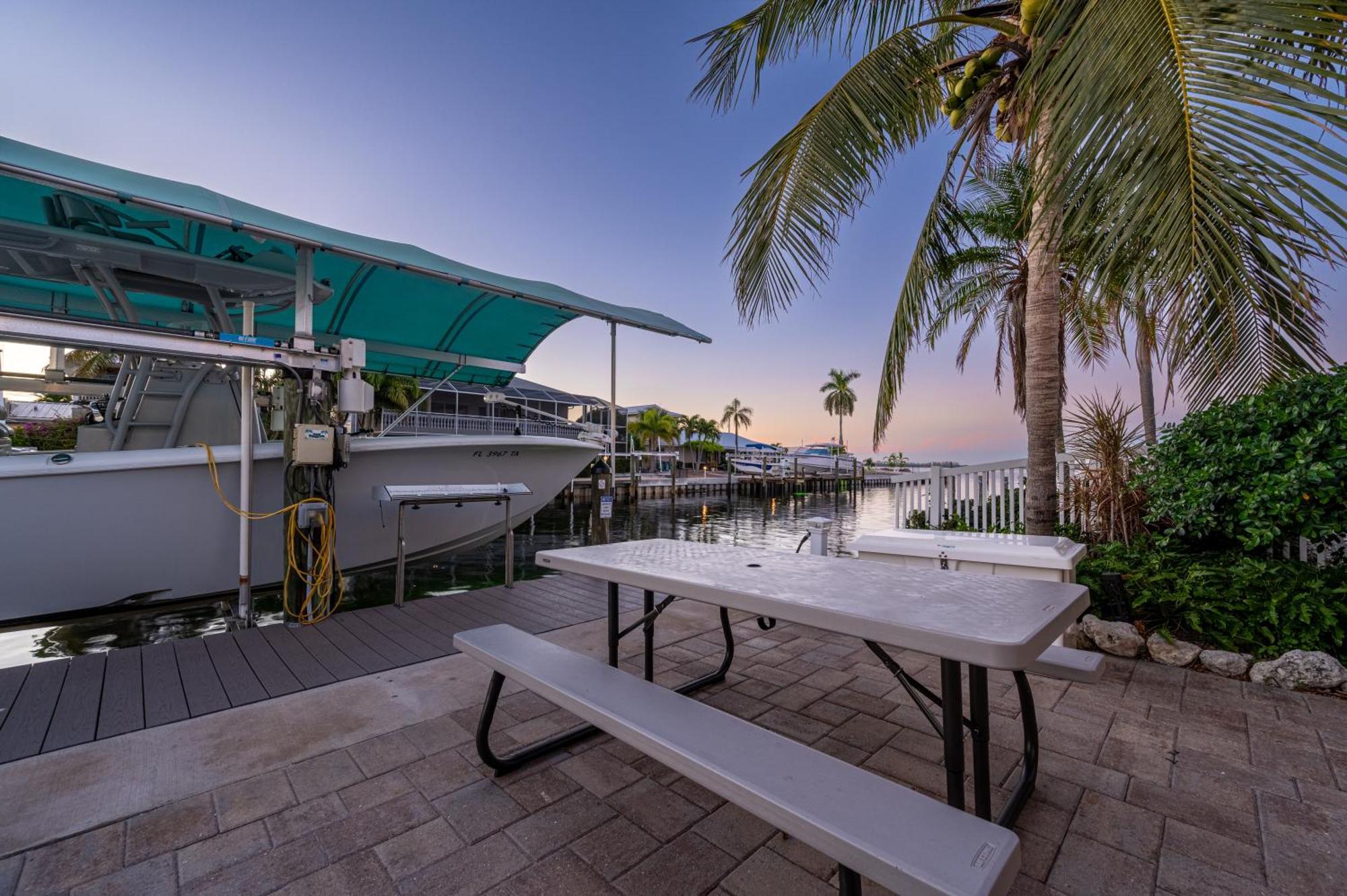Royal Palm Paradise! Waterfront, Private Pool & Hot Tub, Boat Dock! Holiday home
