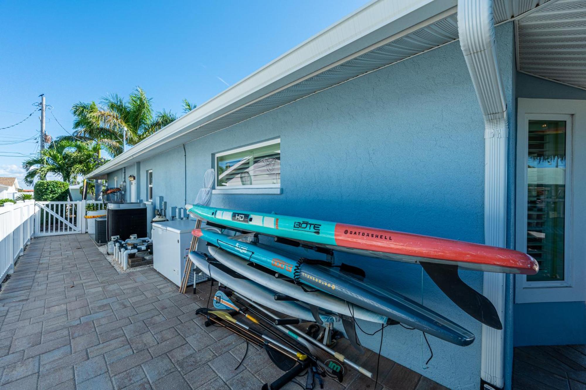 Royal Palm Paradise! Waterfront, Private Pool & Hot Tub, Boat Dock! Holiday home *