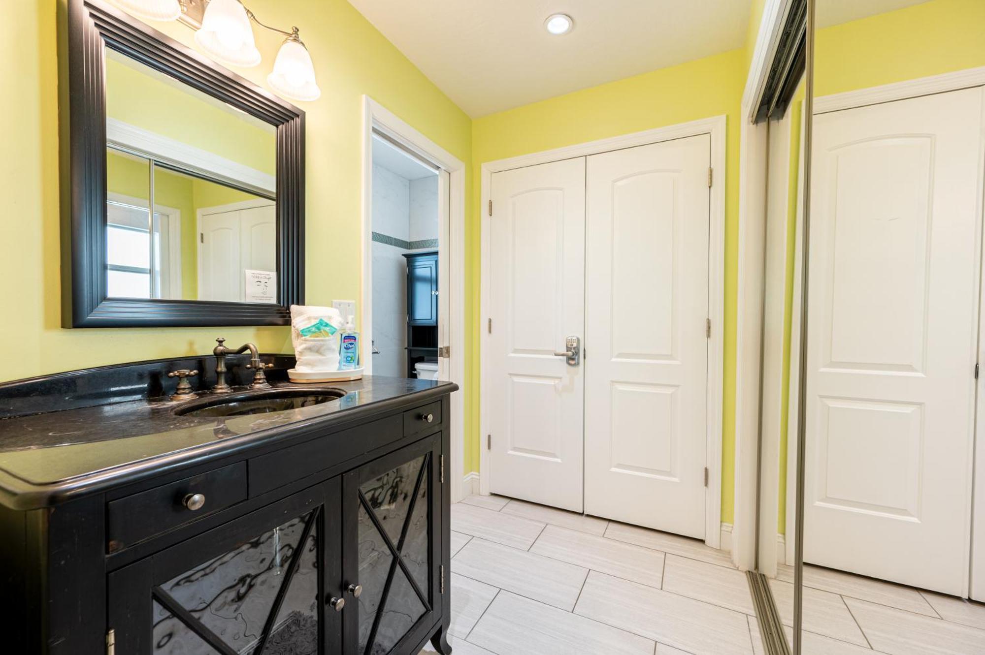 Royal Palm Paradise! Waterfront, Private Pool & Hot Tub, Boat Dock! Bradenton