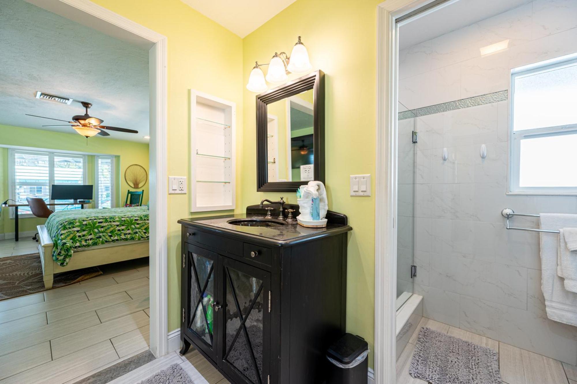 Royal Palm Paradise! Waterfront, Private Pool & Hot Tub, Boat Dock! Holiday home
