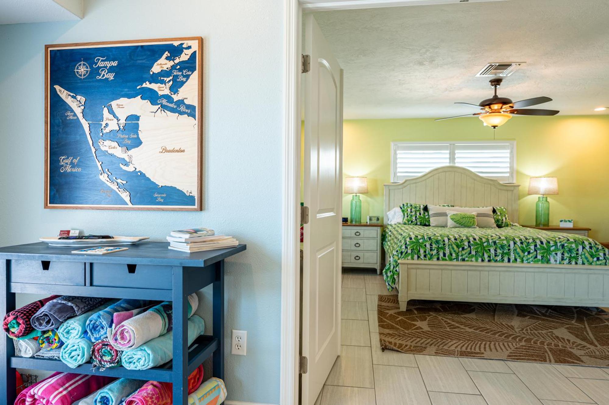 Royal Palm Paradise! Waterfront, Private Pool & Hot Tub, Boat Dock! Holiday home Bradenton