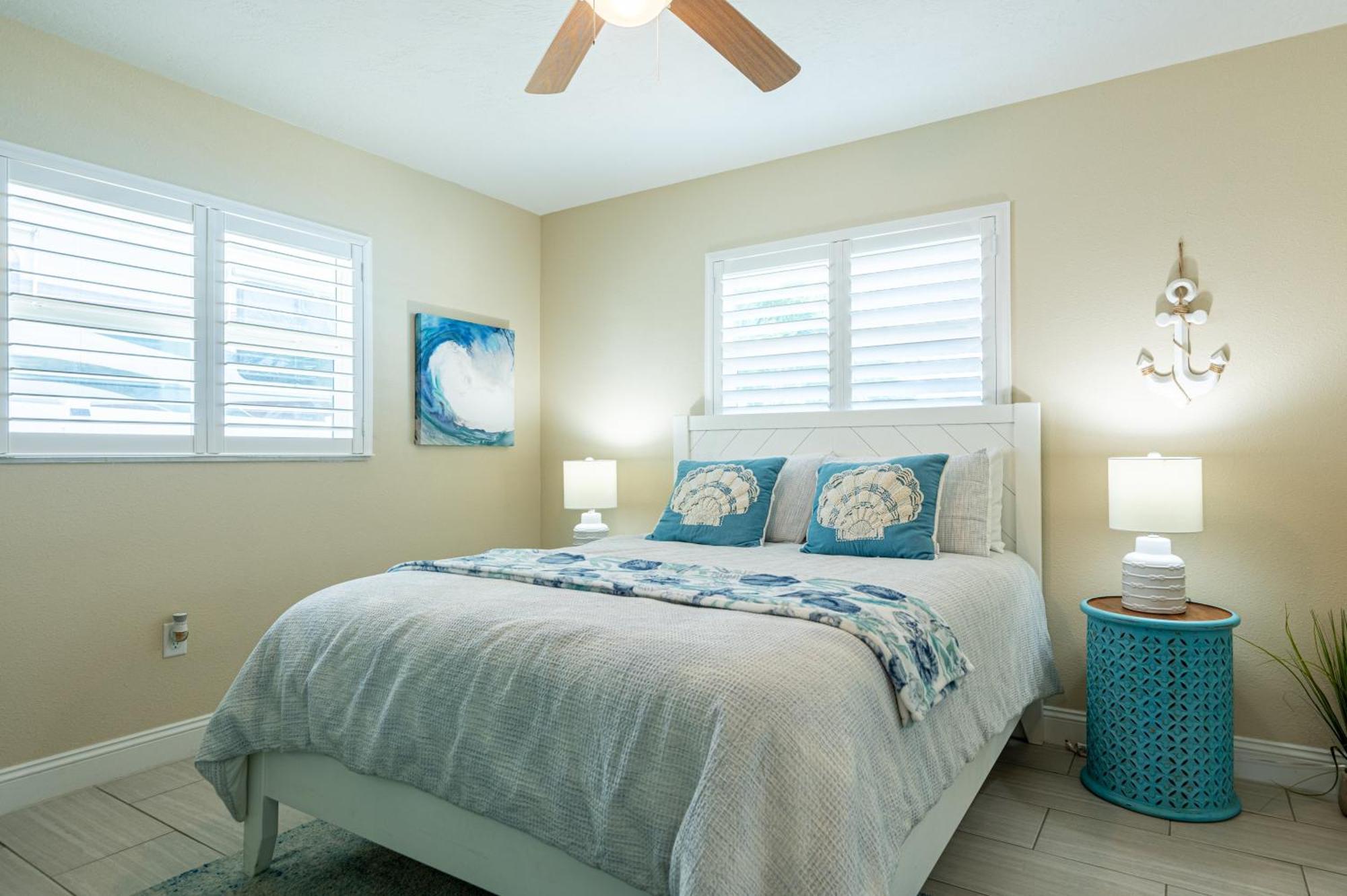 Royal Palm Paradise! Waterfront, Private Pool & Hot Tub, Boat Dock! Holiday home *