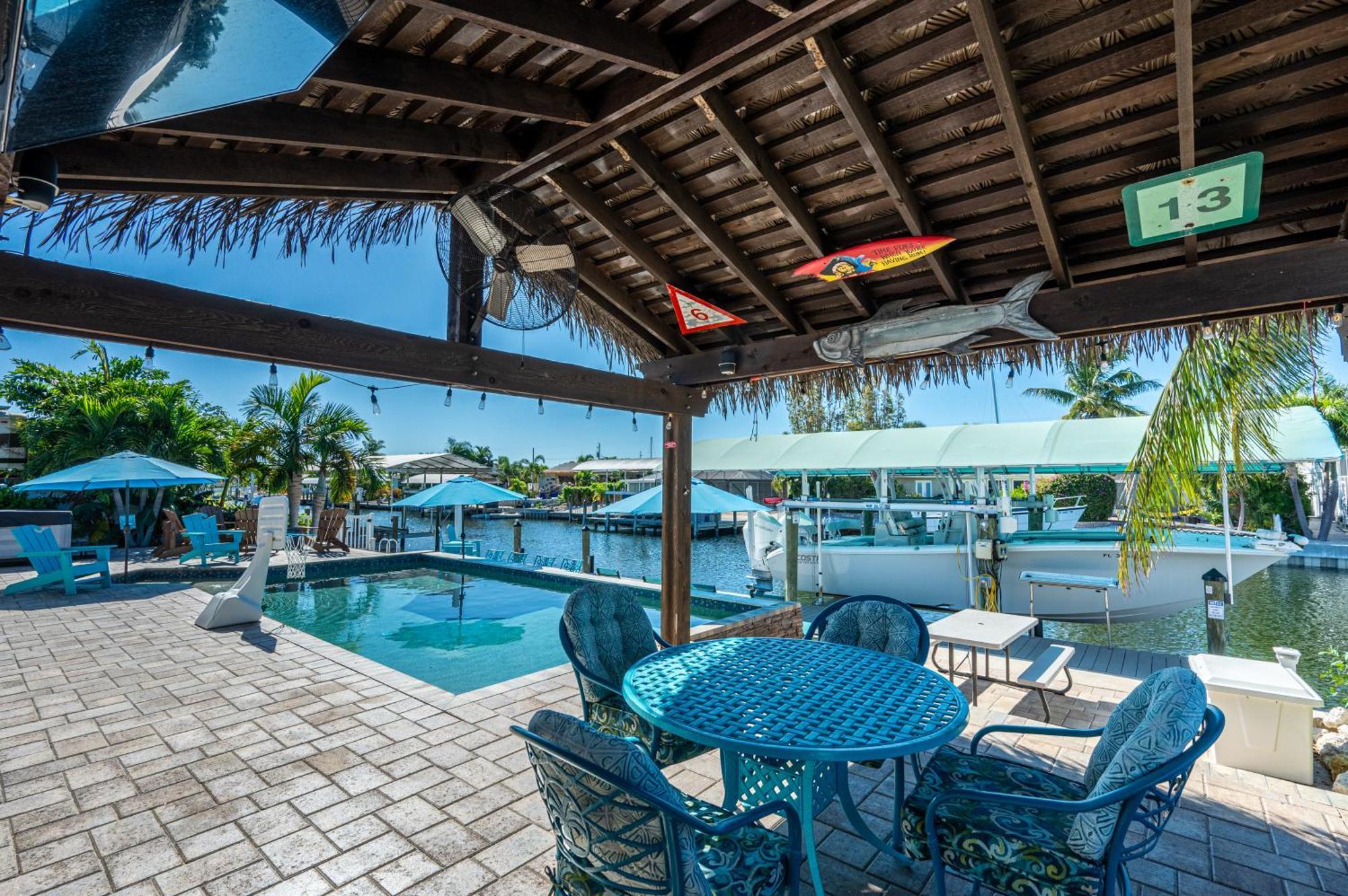 Royal Palm Paradise! Waterfront, Private Pool & Hot Tub, Boat Dock! Holiday home