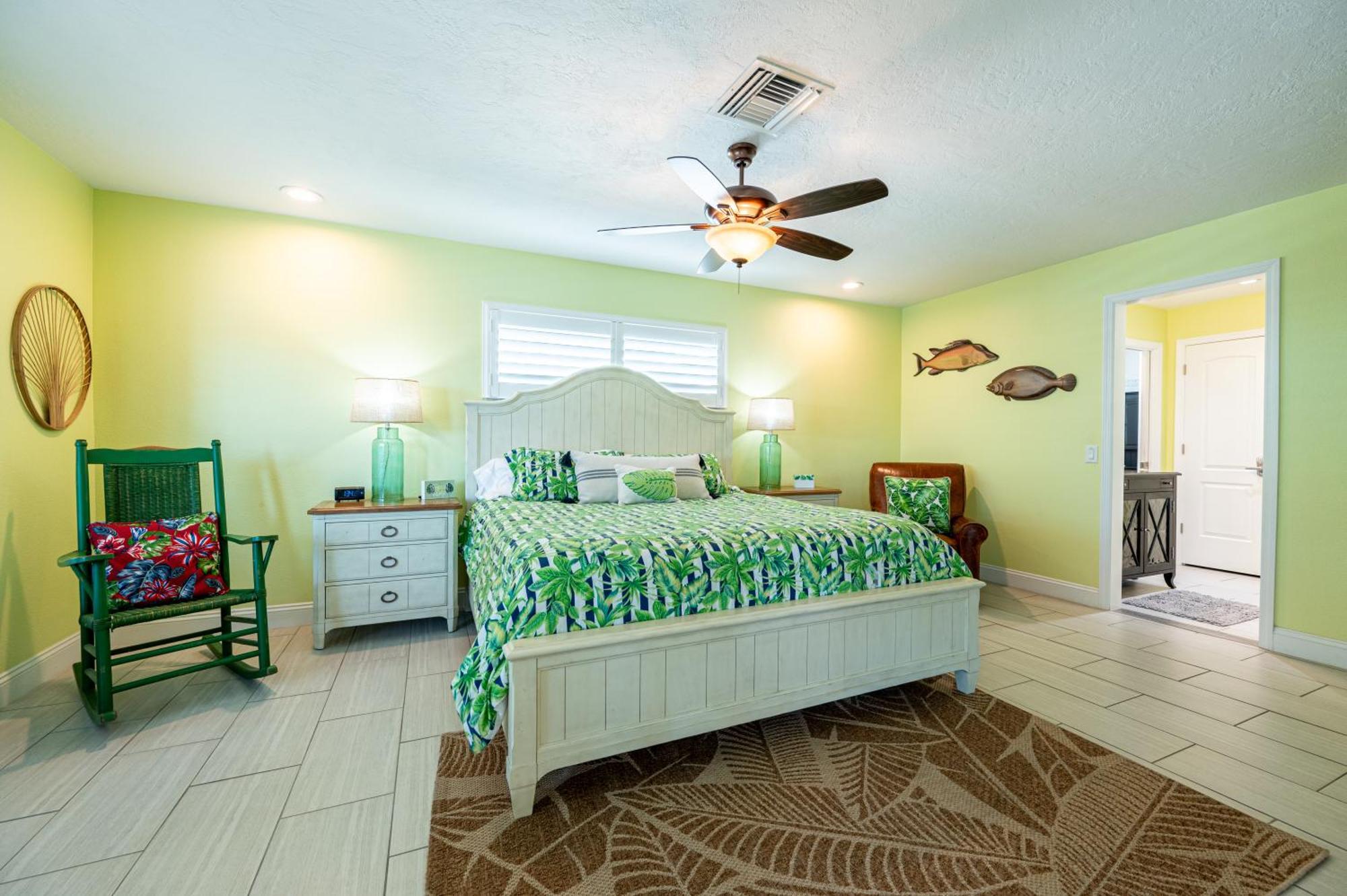 Holiday home Royal Palm Paradise! Waterfront, Private Pool & Hot Tub, Boat Dock! Bradenton