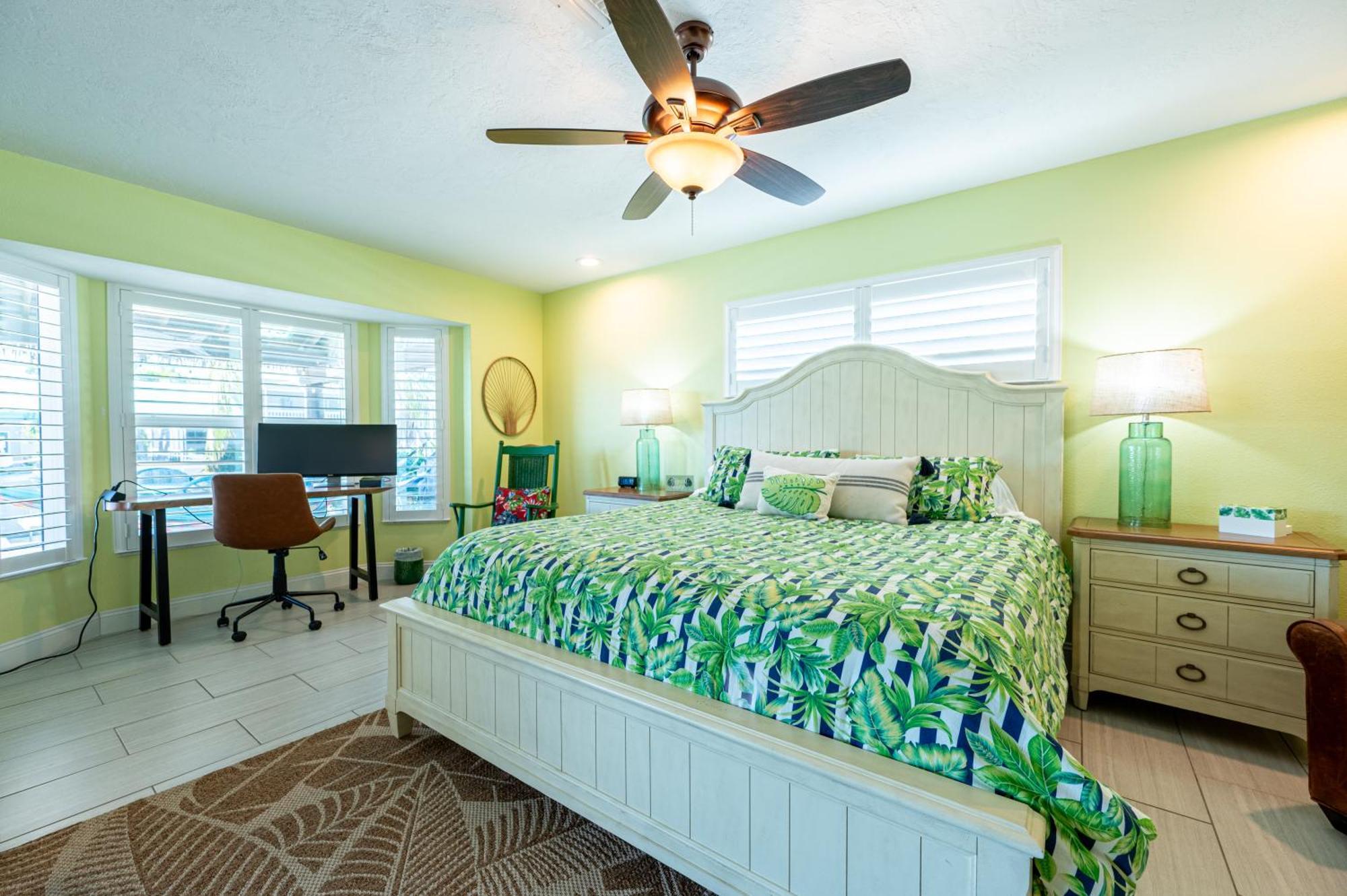 Royal Palm Paradise! Waterfront, Private Pool & Hot Tub, Boat Dock!