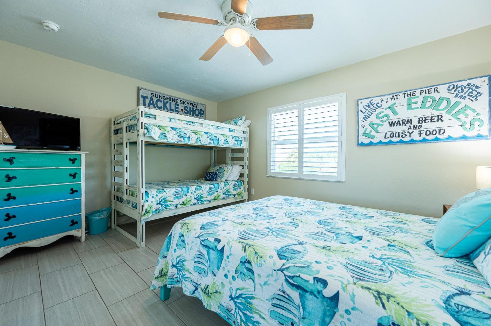 Royal Palm Paradise! Waterfront, Private Pool & Hot Tub, Boat Dock! Holiday home