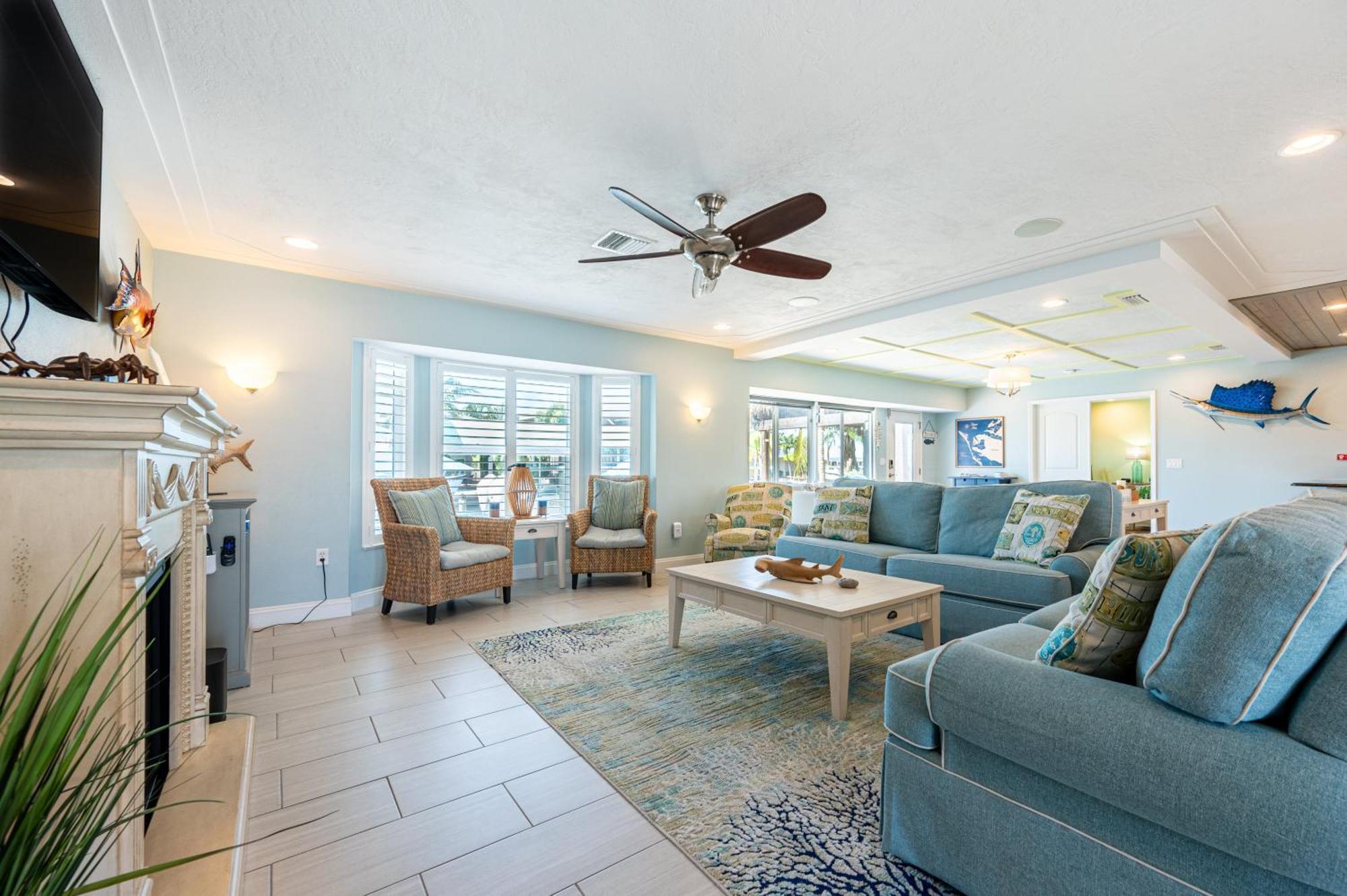 Royal Palm Paradise! Waterfront, Private Pool & Hot Tub, Boat Dock! Bradenton