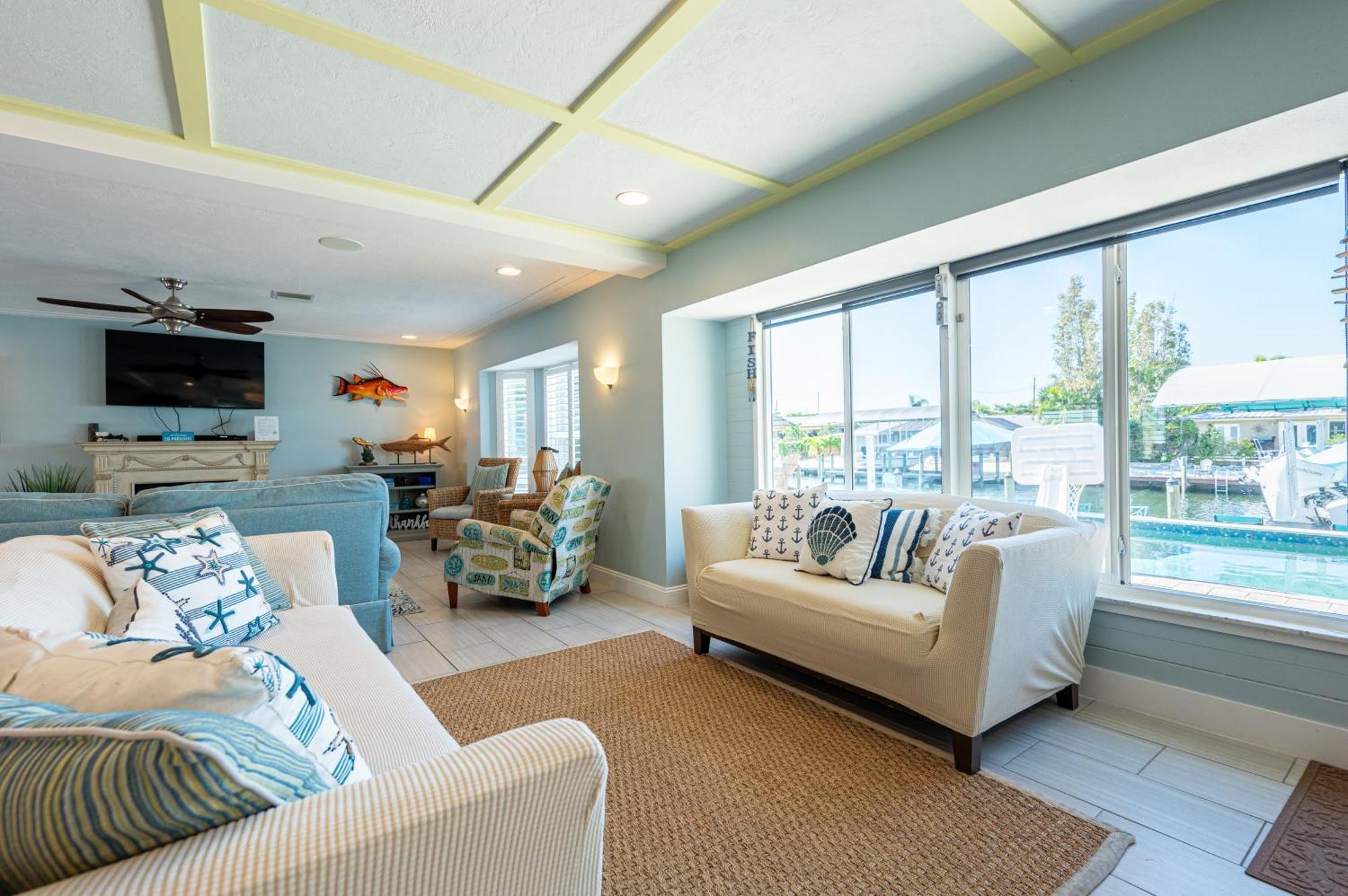 Royal Palm Paradise! Waterfront, Private Pool & Hot Tub, Boat Dock! Bradenton