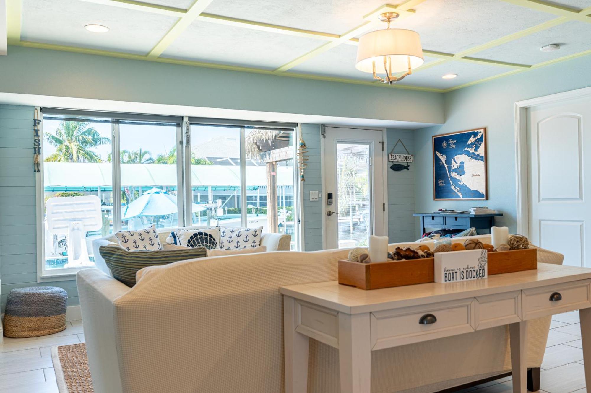 Royal Palm Paradise! Waterfront, Private Pool & Hot Tub, Boat Dock! Holiday home