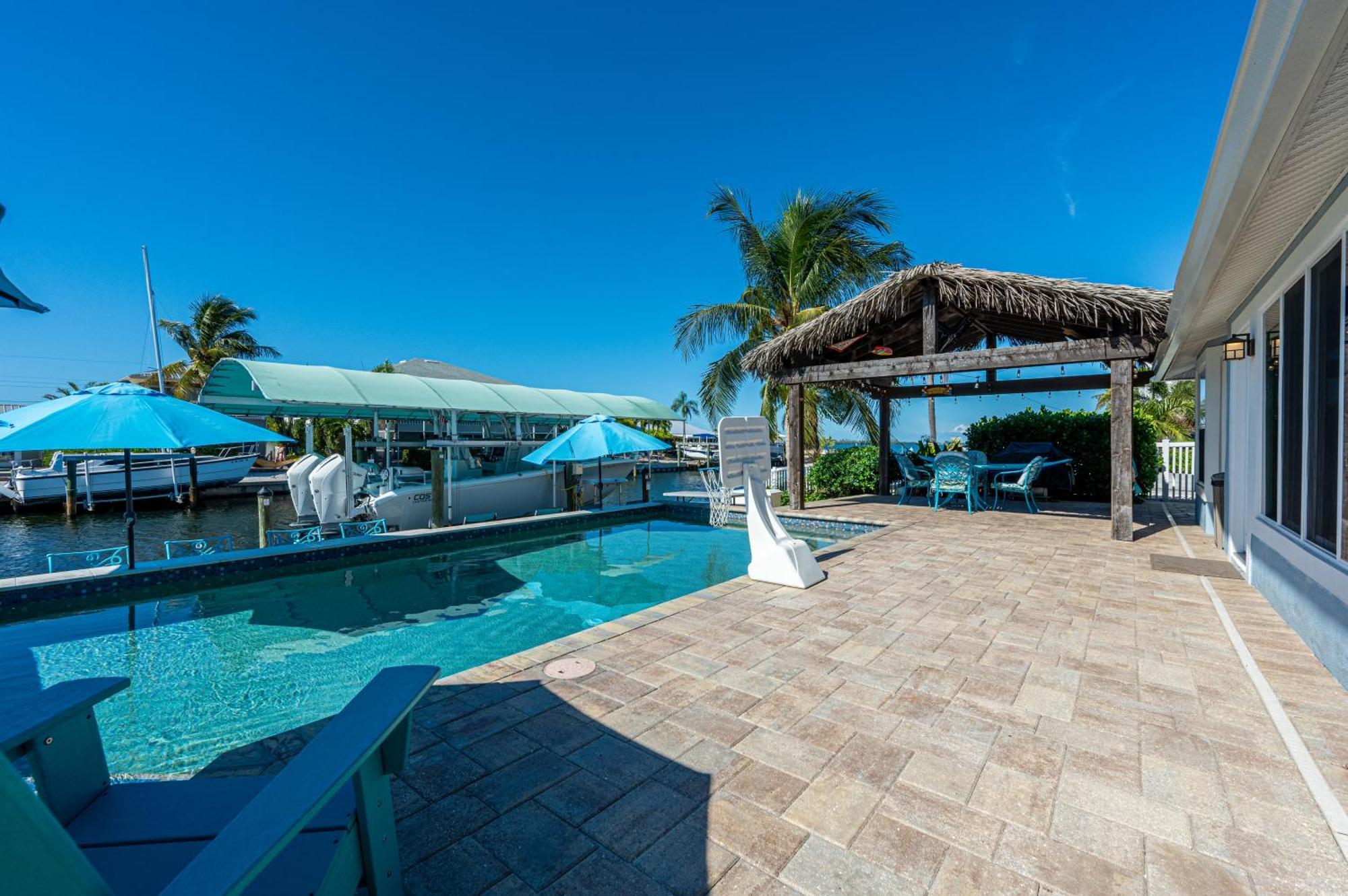 Royal Palm Paradise! Waterfront, Private Pool & Hot Tub, Boat Dock! Holiday home *