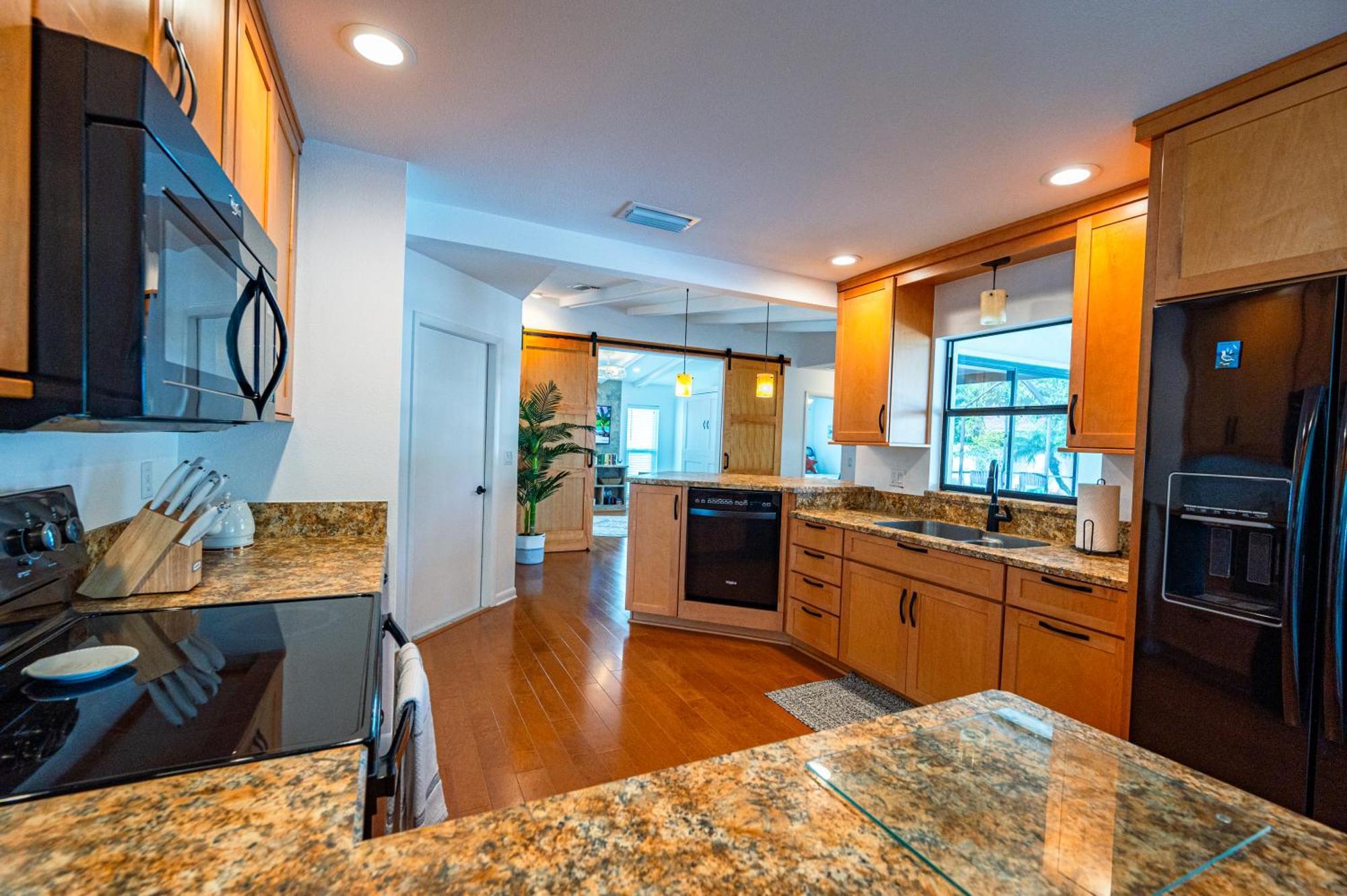 New! House Of Palms! Private Pool Home! Short Drive To Ami Holiday home