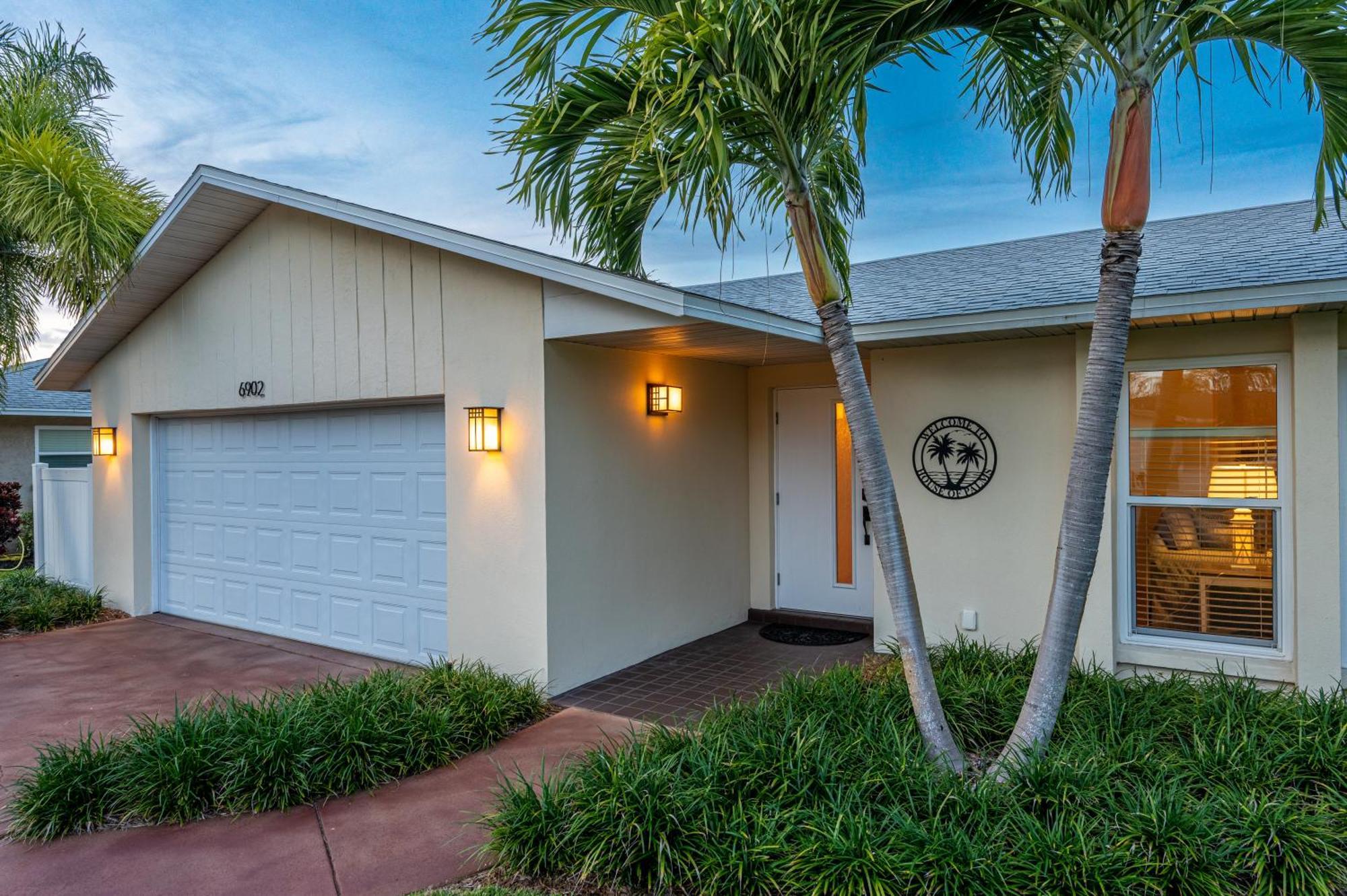 New! House Of Palms! Private Pool Home! Short Drive To Ami