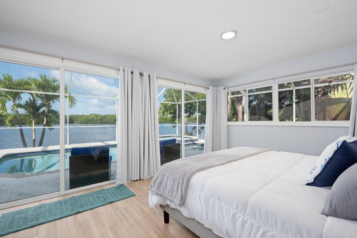 Casa Palma! Beautiful Waterfront With Heated Pool & Dock! Holiday home Bradenton