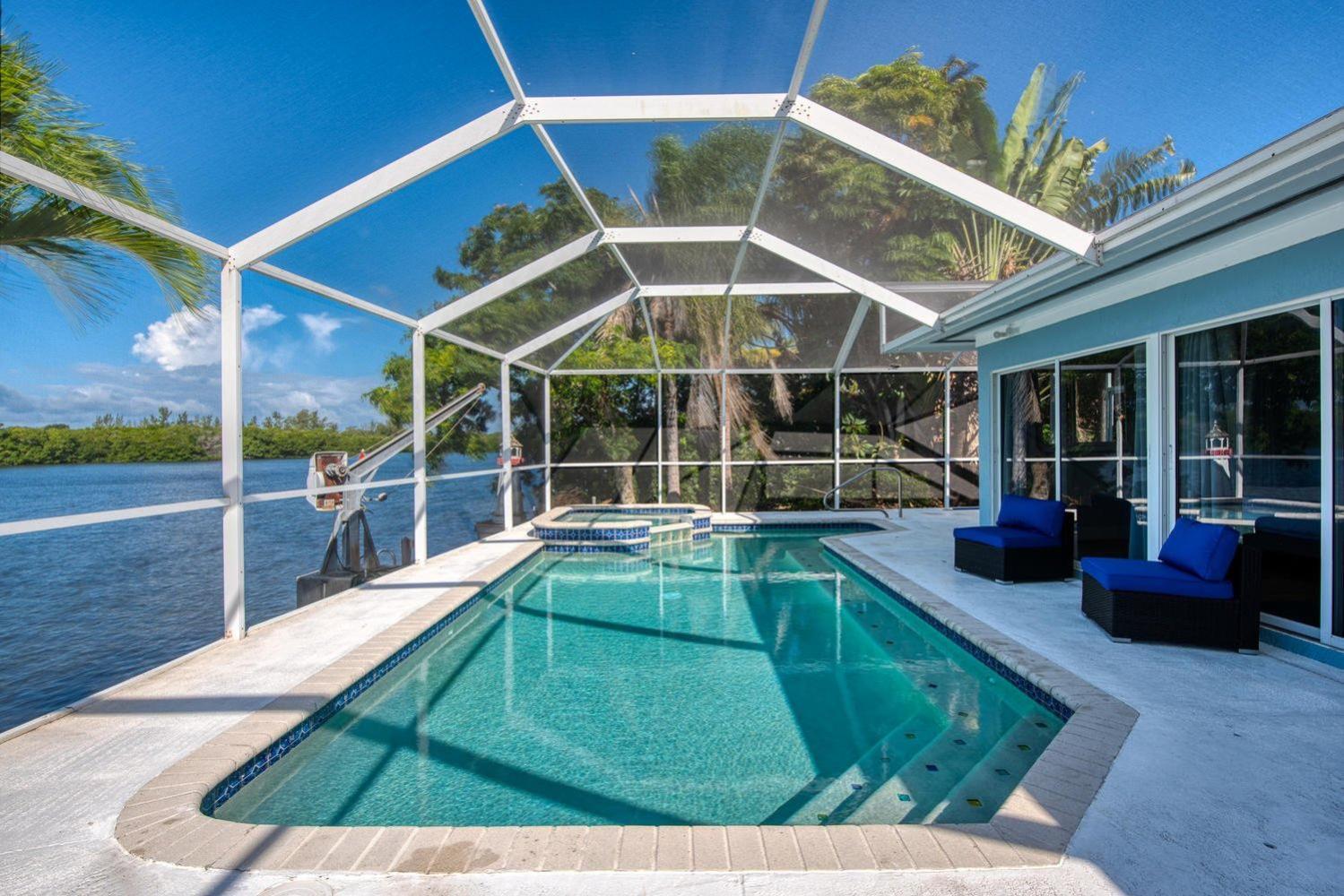 Casa Palma! Beautiful Waterfront With Heated Pool & Dock! Holiday home Bradenton