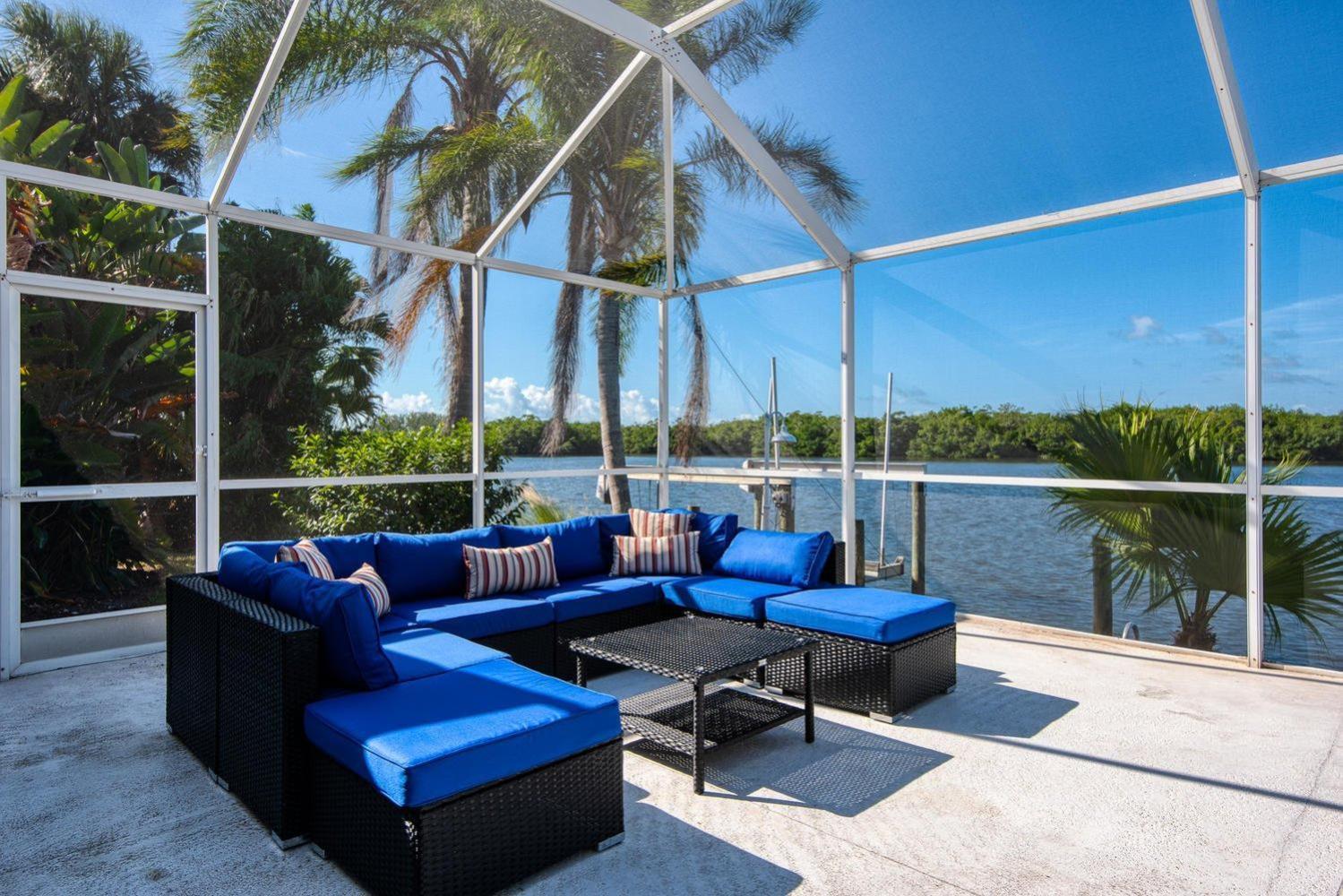 Casa Palma! Beautiful Waterfront With Heated Pool & Dock! Holiday home