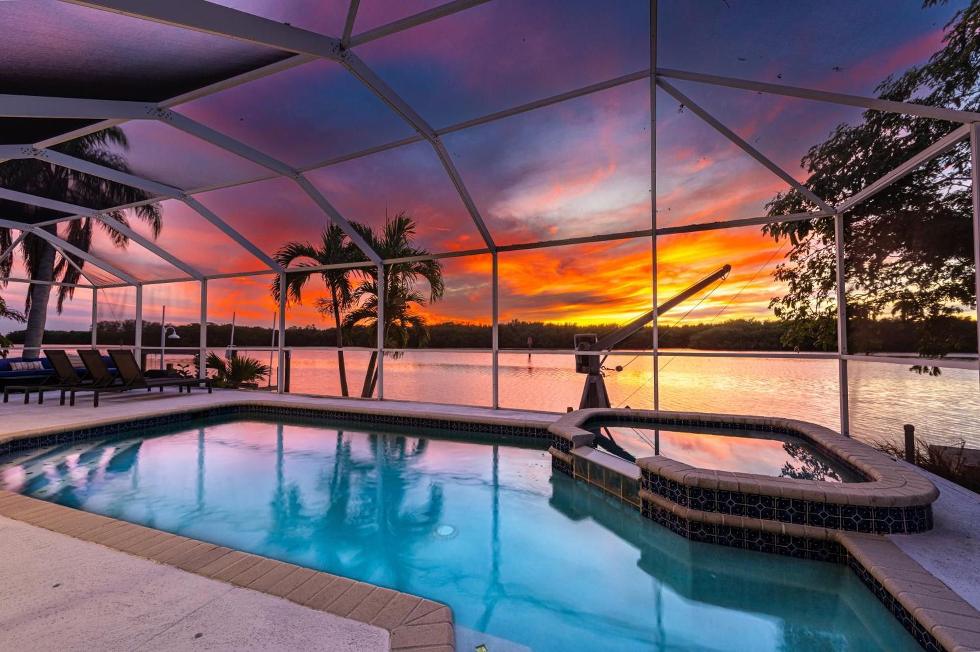 Casa Palma! Beautiful Waterfront With Heated Pool & Dock!