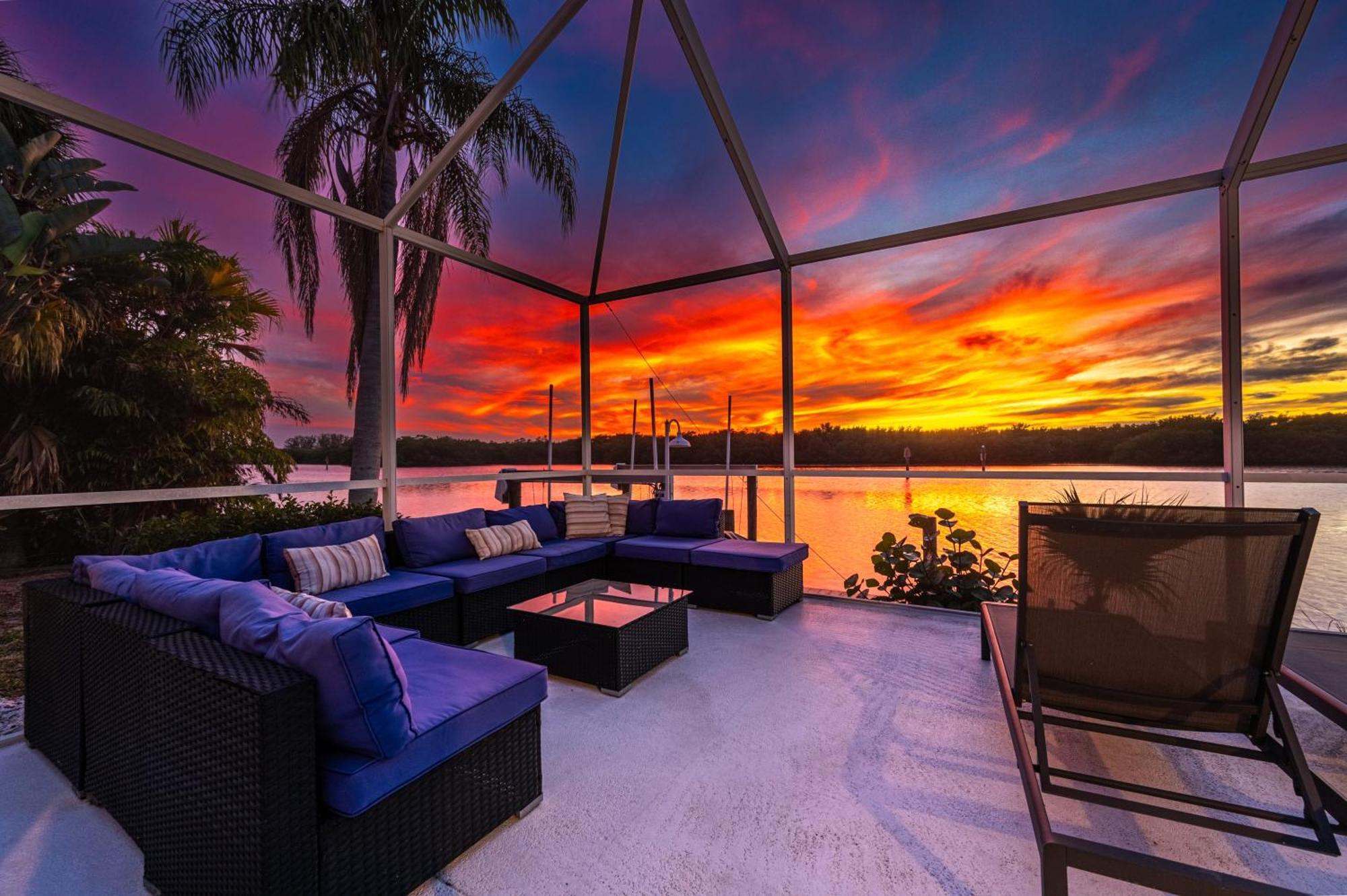 Casa Palma! Beautiful Waterfront With Heated Pool & Dock! * Bradenton