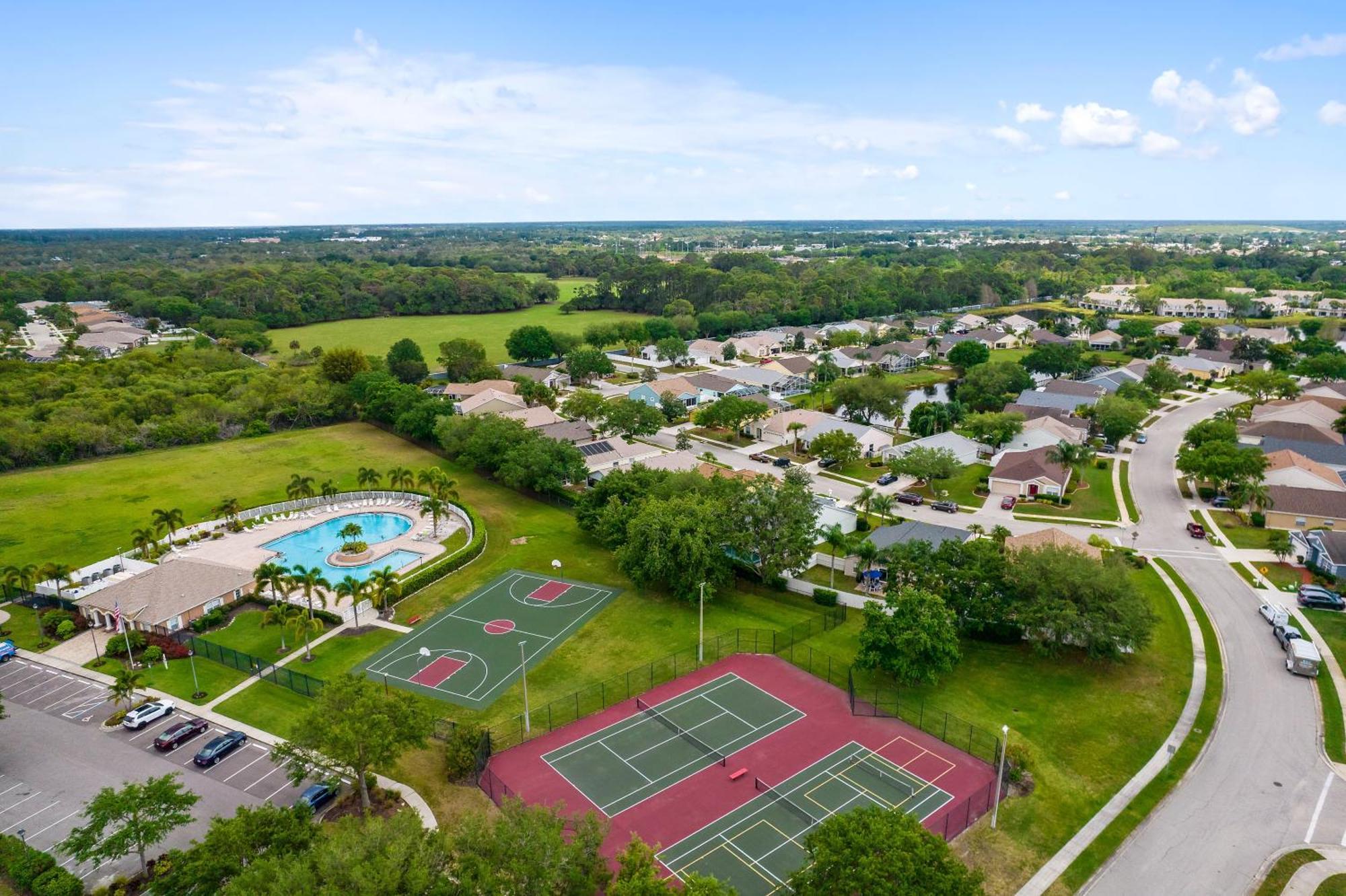 Holiday home Cappy Hour! Lakefront Townhome With Backyard Paradise And Amazing Community Amenities! Bradenton