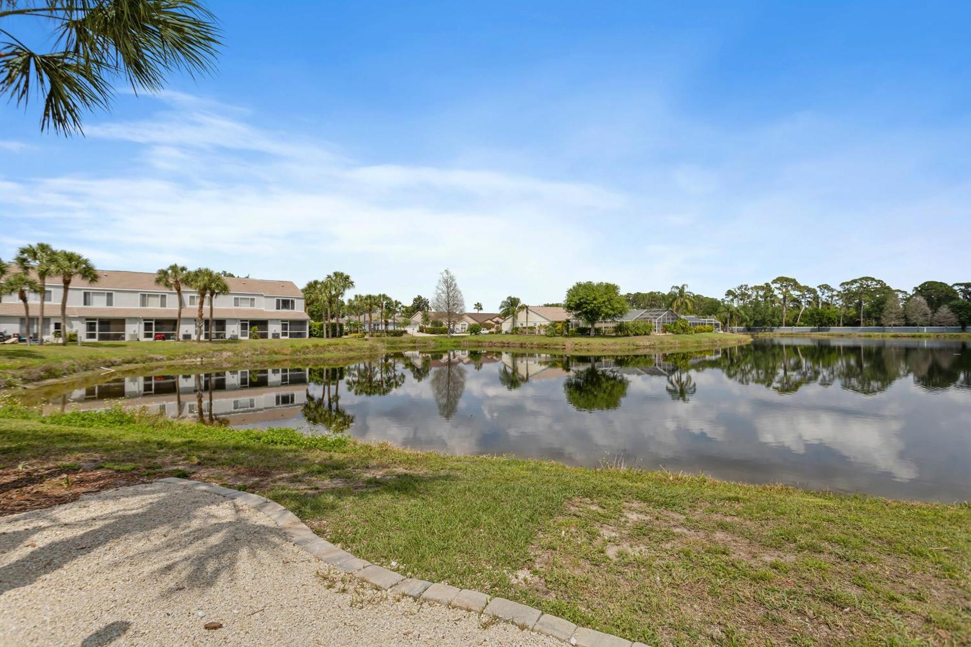 Holiday home Cappy Hour! Lakefront Townhome With Backyard Paradise And Amazing Community Amenities! Bradenton