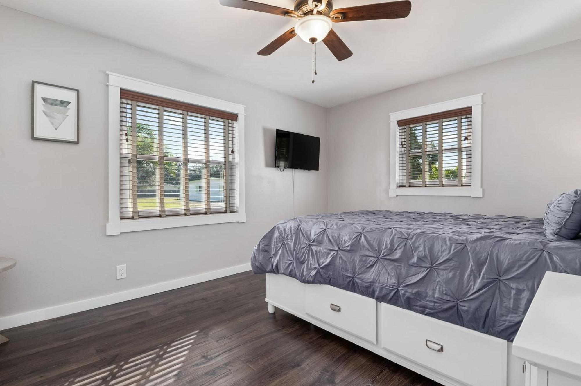 Cape Vista Getaway! Heated Pool Minutes Away From Anna Maria With Grill! Holiday home Bradenton