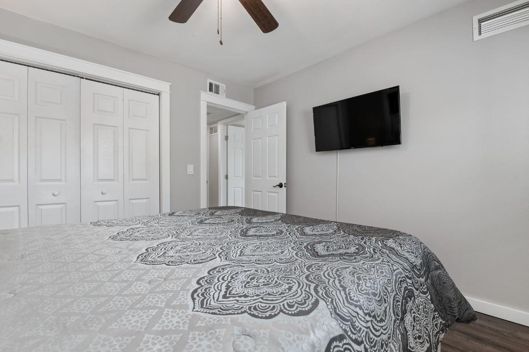 Cape Vista Getaway! Heated Pool Minutes Away From Anna Maria With Grill! Holiday home