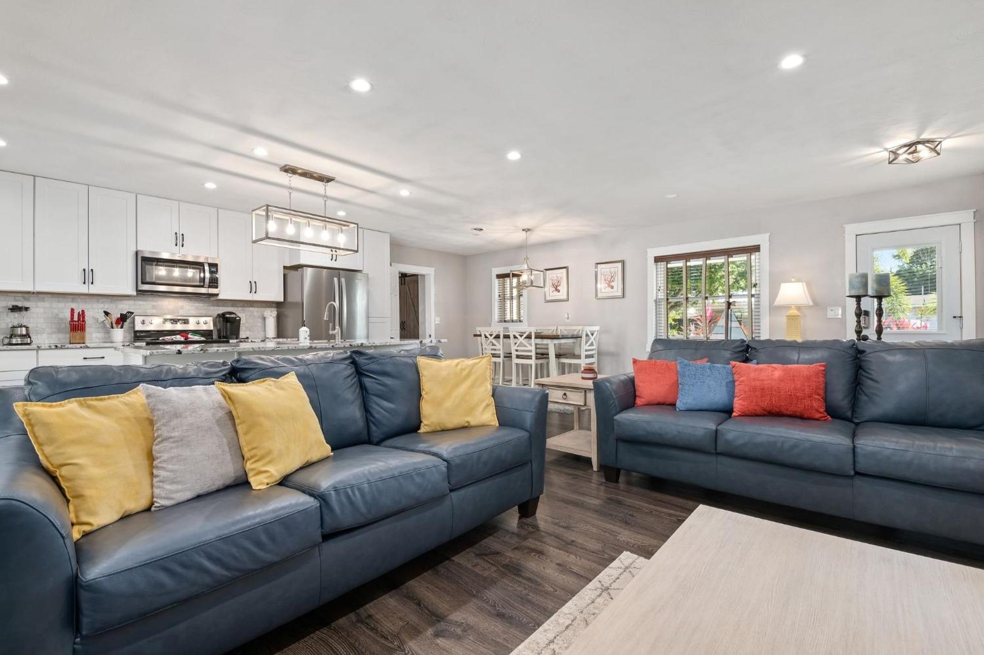 Cape Vista Getaway! Heated Pool Minutes Away From Anna Maria With Grill! *