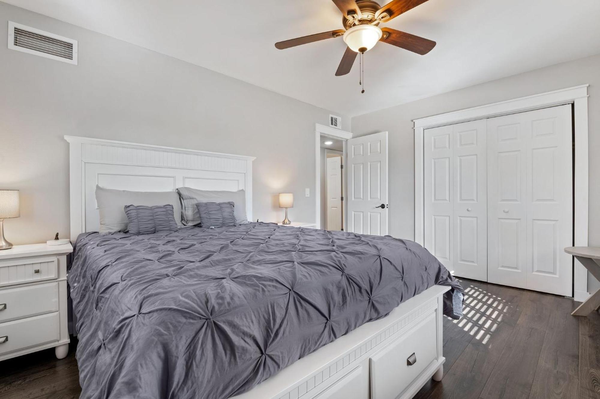 Cape Vista Getaway! Heated Pool Minutes Away From Anna Maria With Grill!
