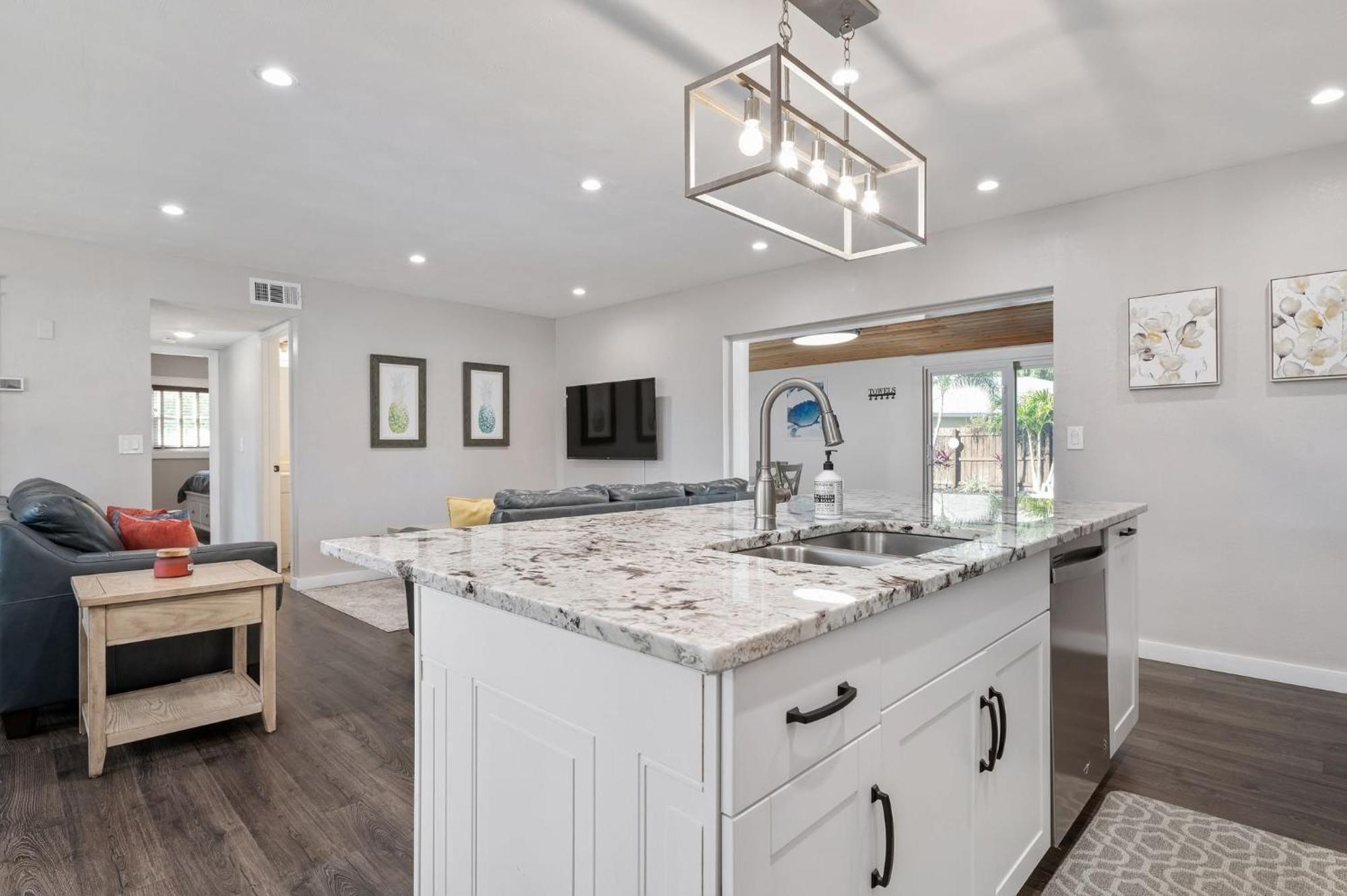 Cape Vista Getaway! Heated Pool Minutes Away From Anna Maria With Grill! Holiday home