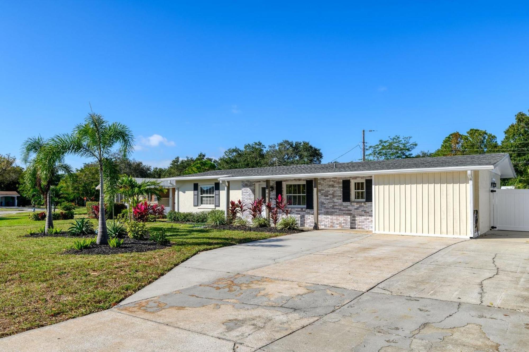 Cape Vista Getaway! Heated Pool Minutes Away From Anna Maria With Grill! *