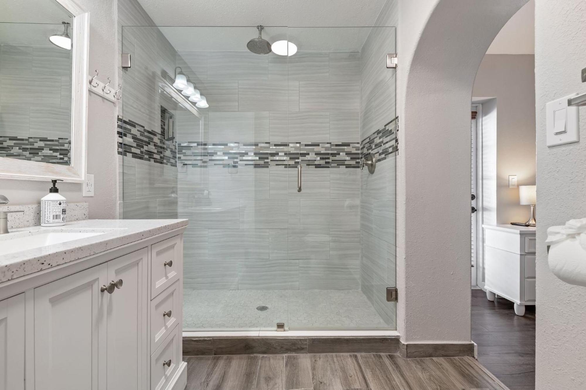 Cape Vista Getaway! Heated Pool Minutes Away From Anna Maria With Grill!