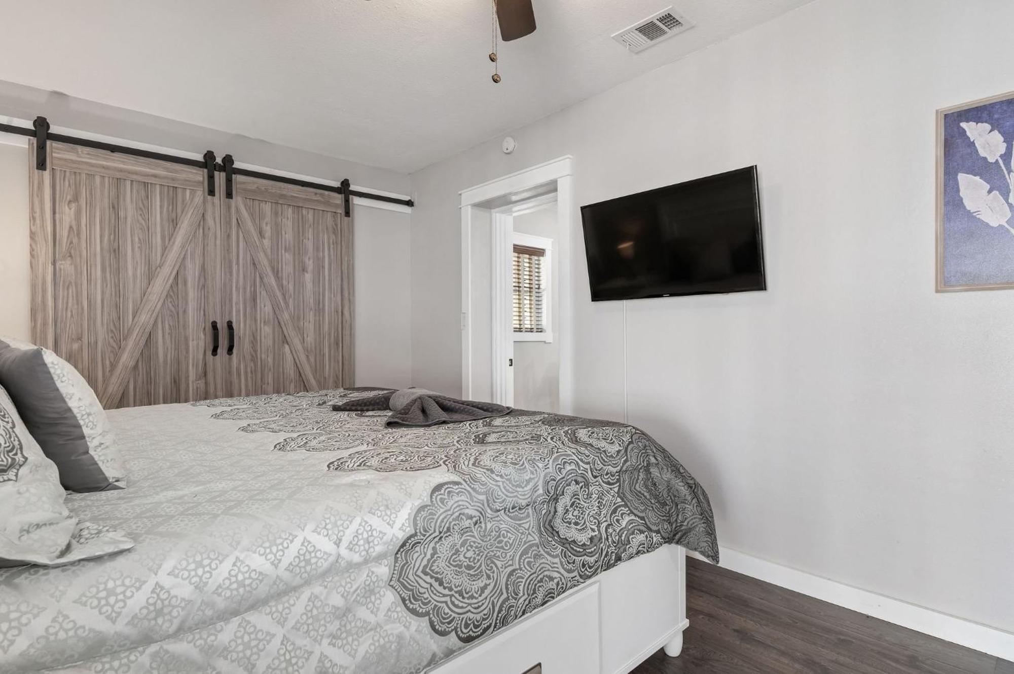 Cape Vista Getaway! Heated Pool Minutes Away From Anna Maria With Grill! Holiday home Bradenton