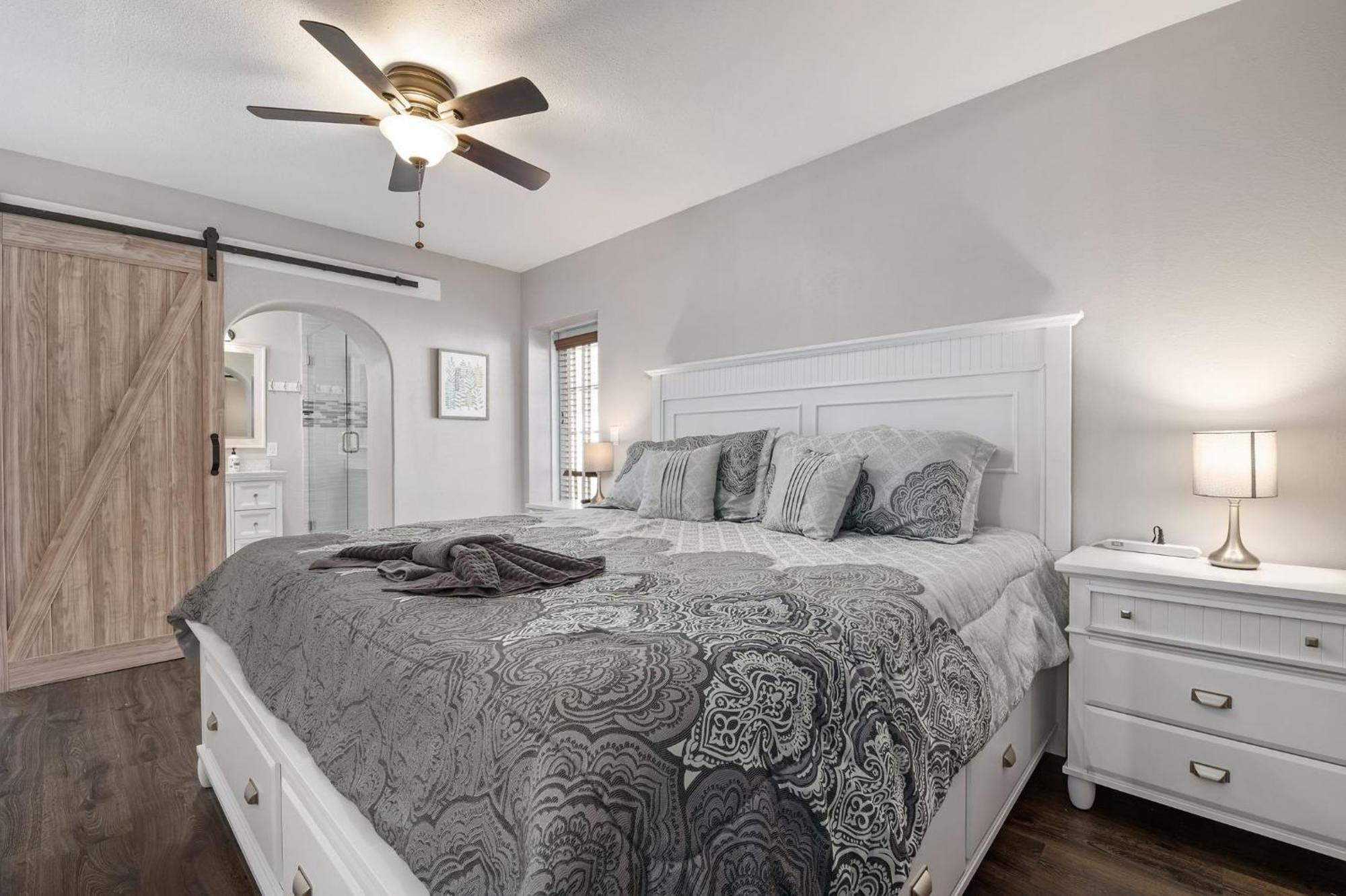 Cape Vista Getaway! Heated Pool Minutes Away From Anna Maria With Grill! Bradenton